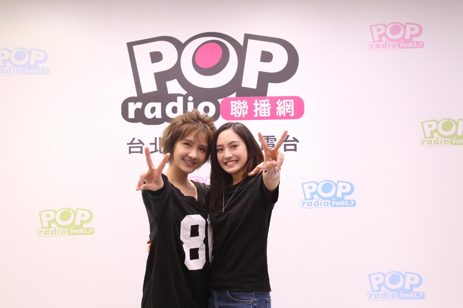 女星李宣榕（左）與陳希瑀（KIMI）一同來到POP Radio《幕前幕後偷偷看》。（製作單位提供）