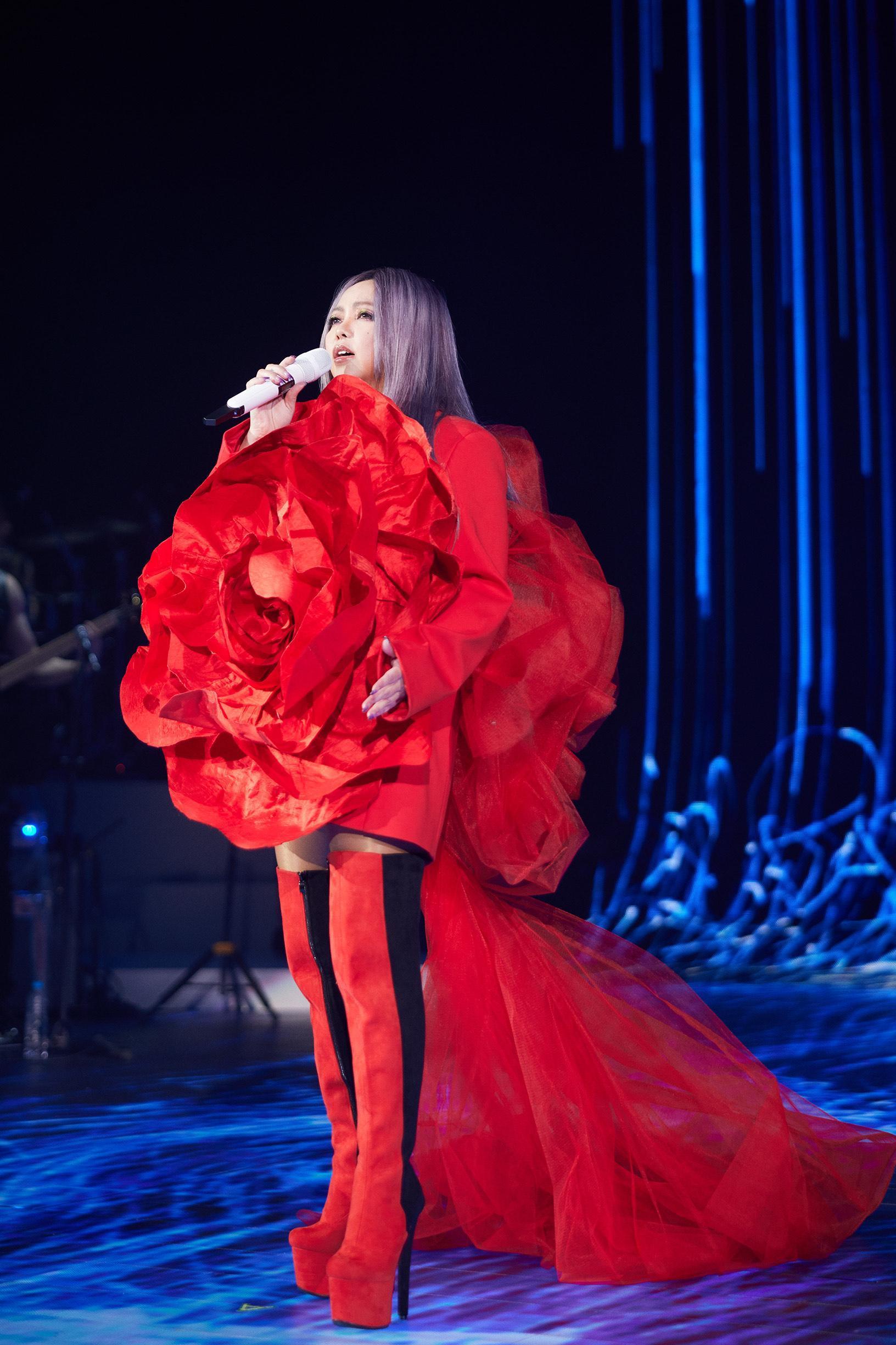 阿妹演唱重新編曲的〈彩虹〉。（聲動娛樂提供）