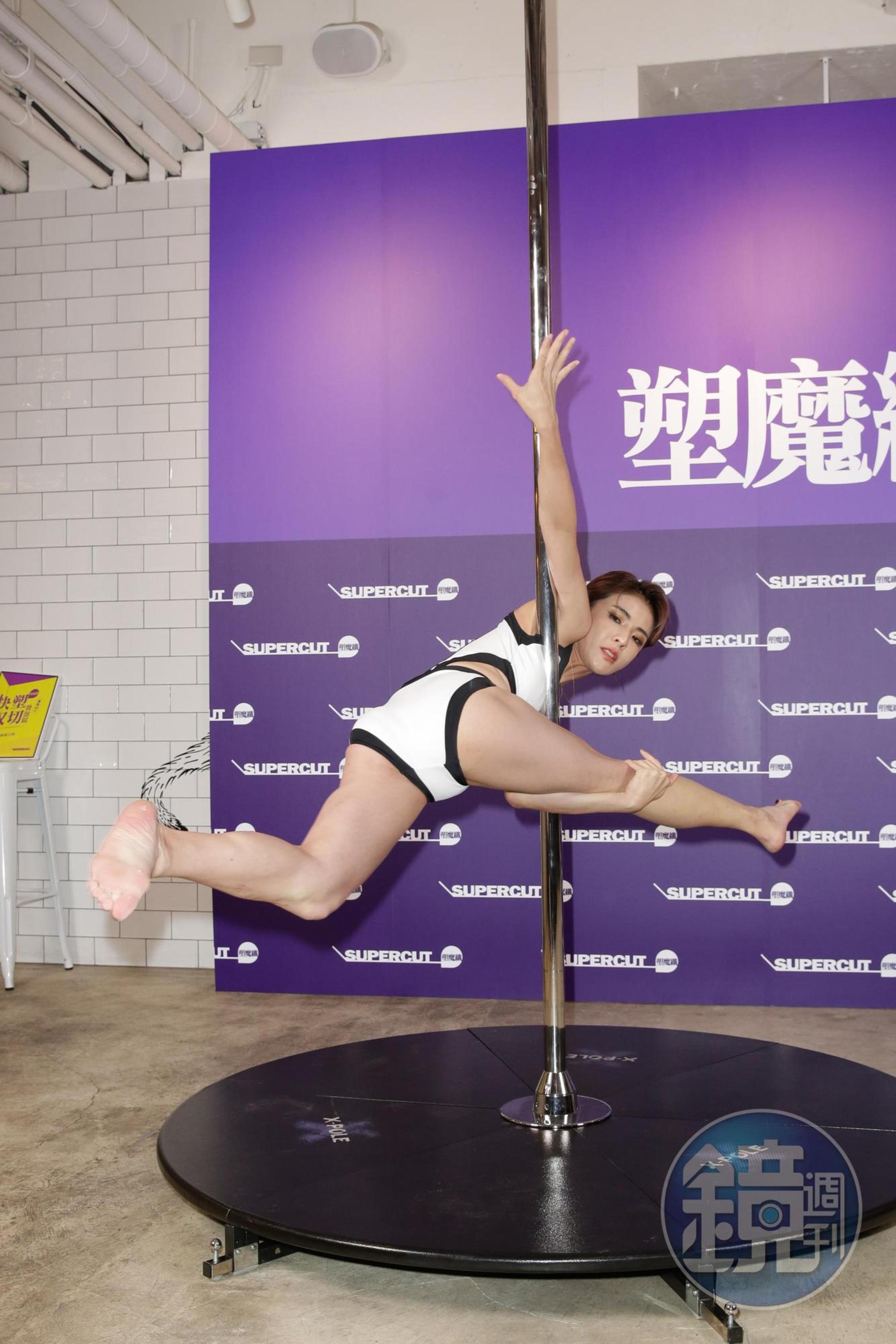 徐小可在塑魔纖代言慶功會上,賣力表演鋼管舞,博得一致好評。
