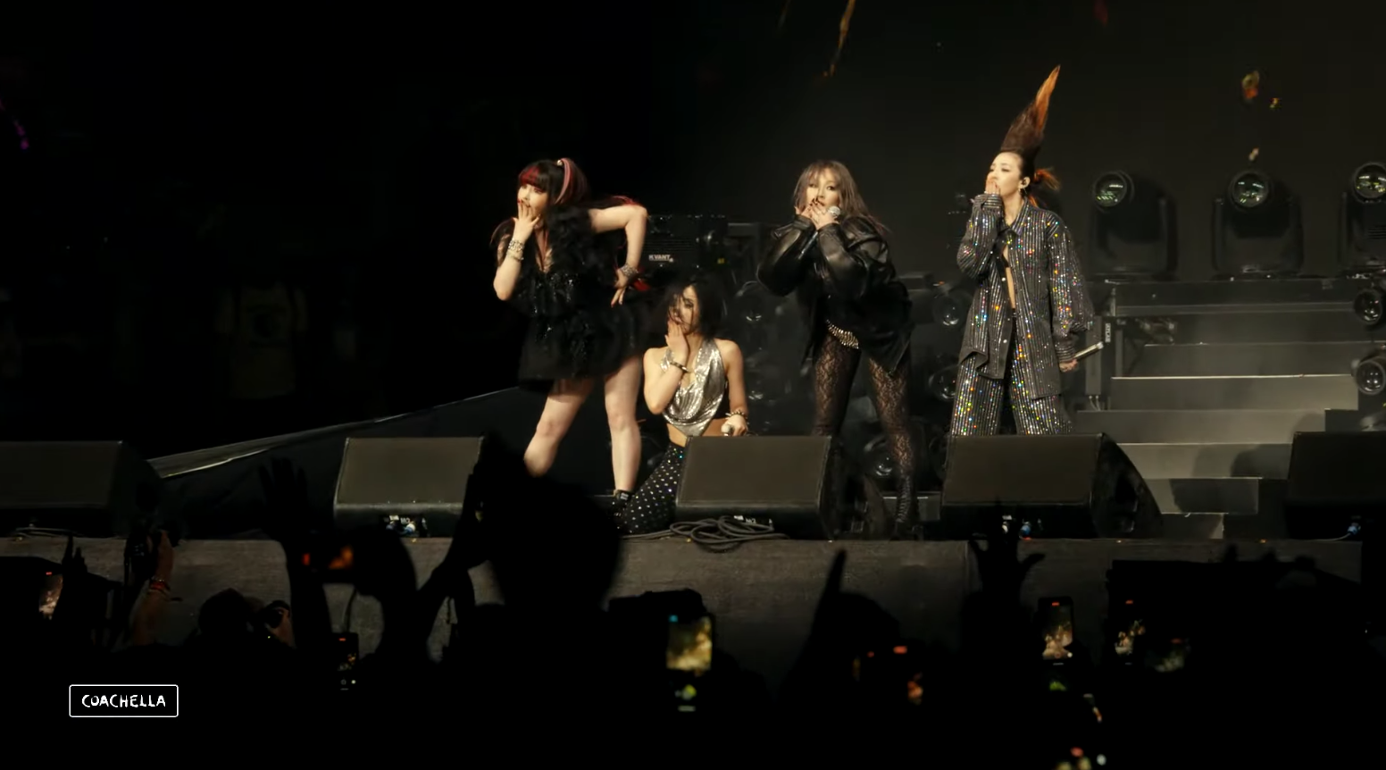 2NE1唱完〈I’m The Best〉做出結尾動作，歌迷激動：「我的青春回來了。」（截圖自Coachella YT）