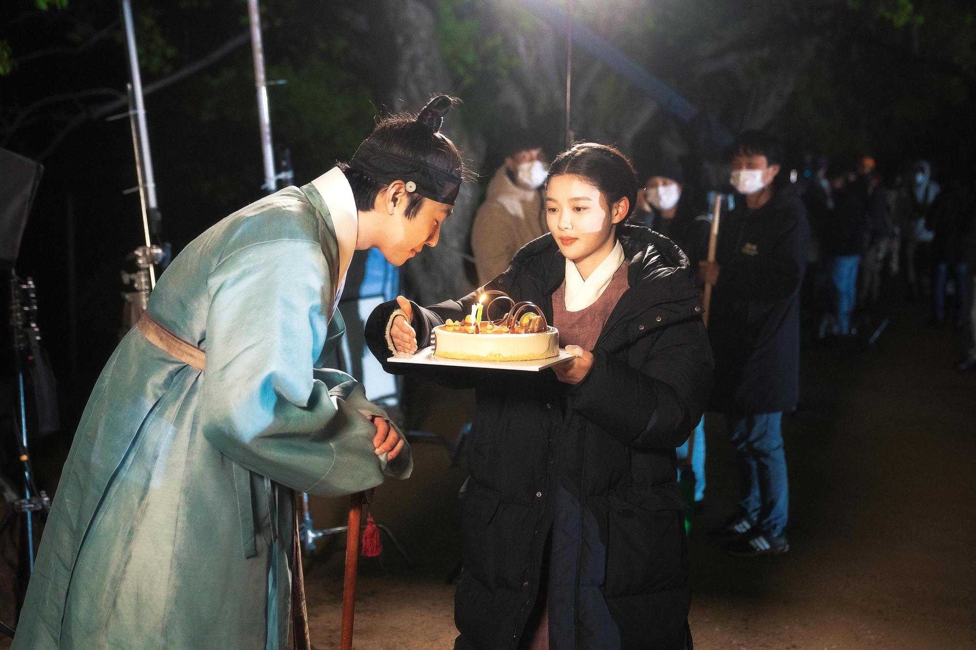 安孝燮今(17日)生日,去年此時他還在拍《紅天機》,女主角金裕貞捧蛋糕為他慶生。(八大戲劇台提供)