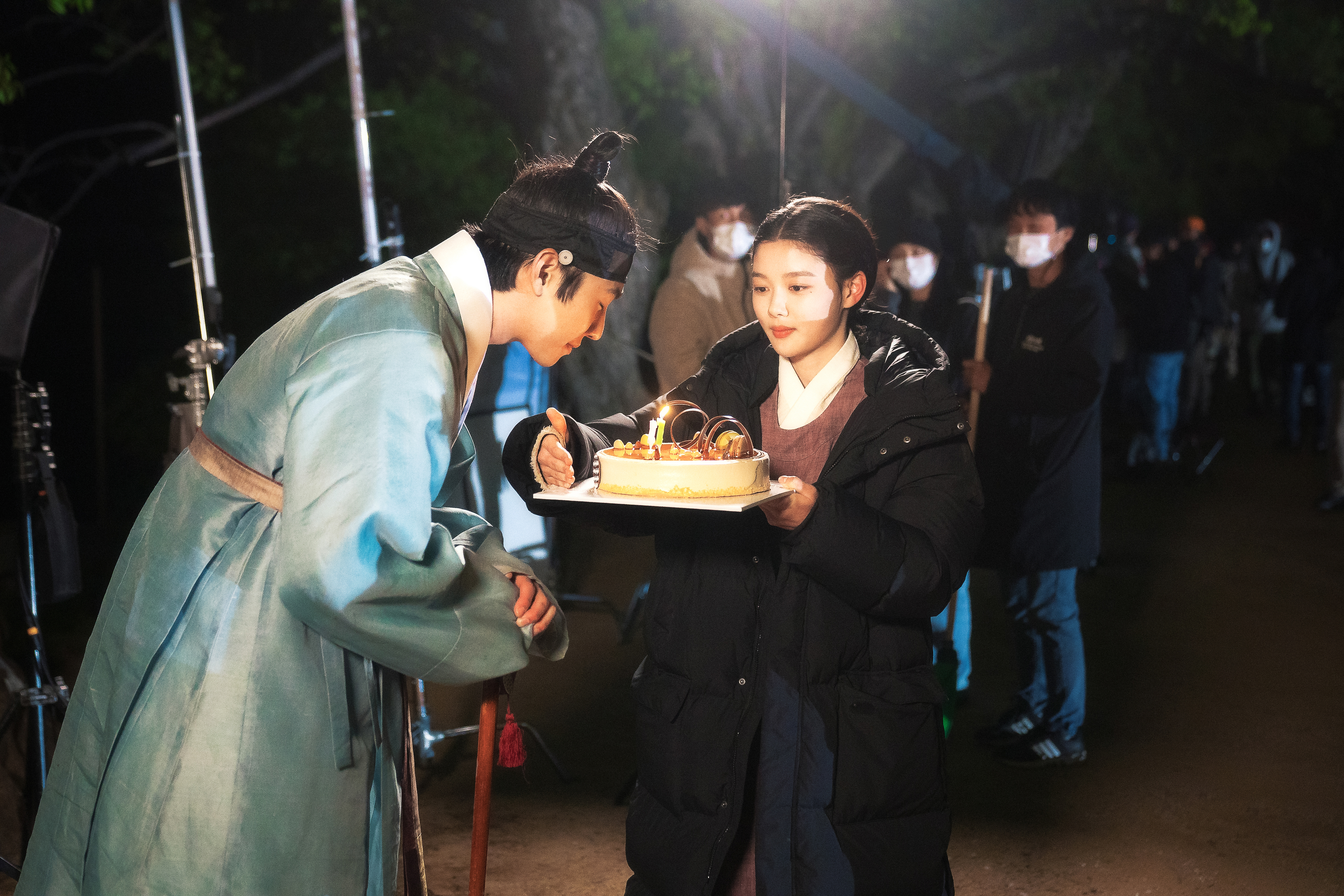 安孝燮今（17日）生日，去年此時他還在拍《紅天機》，女主角金裕貞捧蛋糕為他慶生。（八大戲劇台提供）