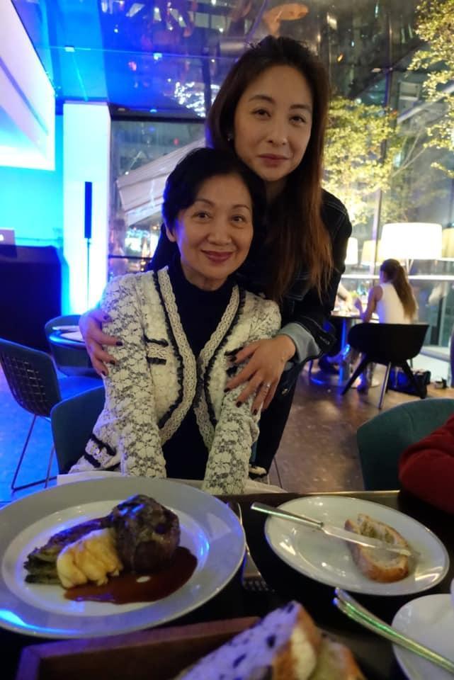 現實生活中鮑起靜與導演丈夫育有一女,目前定居英國。(鮑起靜臉書)