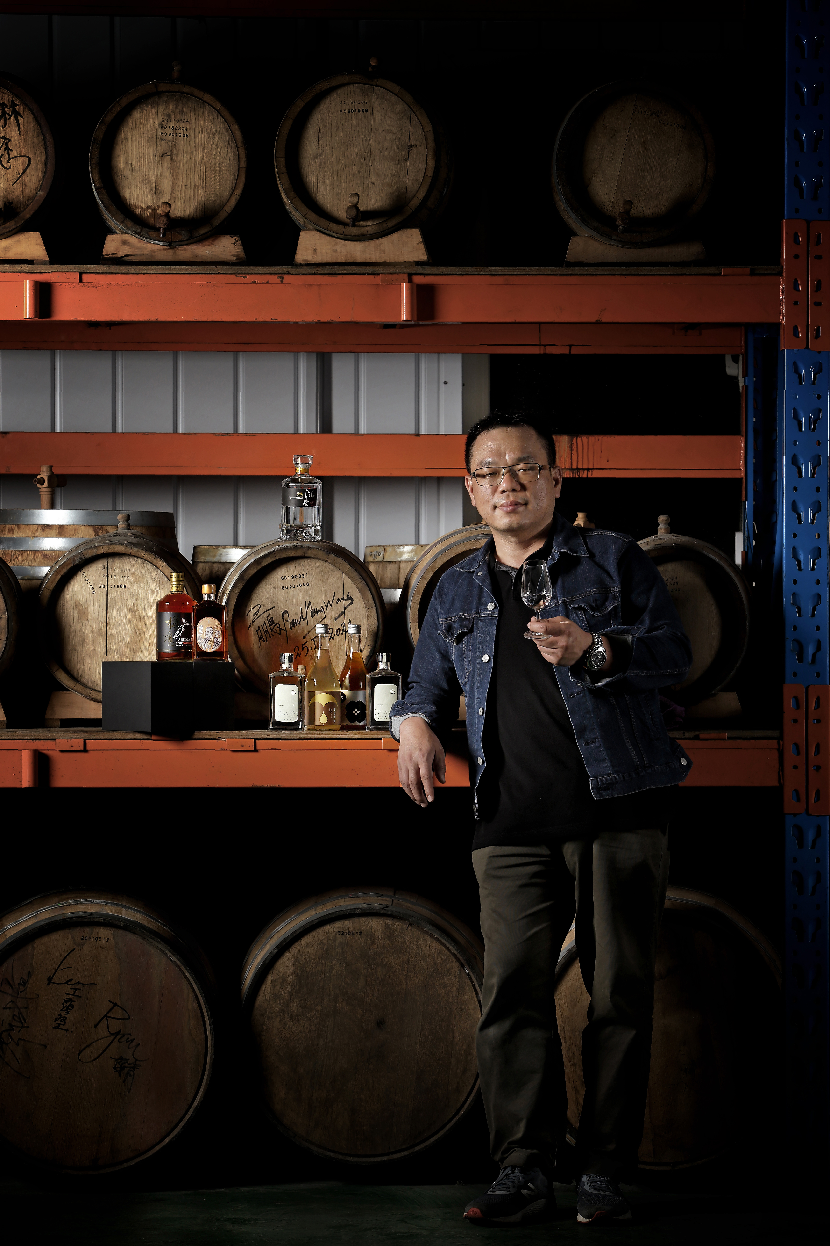 恆器製酒負責人羅己能秉持「時到時擔當，沒米就煮番薯湯」的台灣精神，致力釀製地瓜燒酎已經超過10年，終於在國際競賽中得到肯定。（恆器製酒提供）