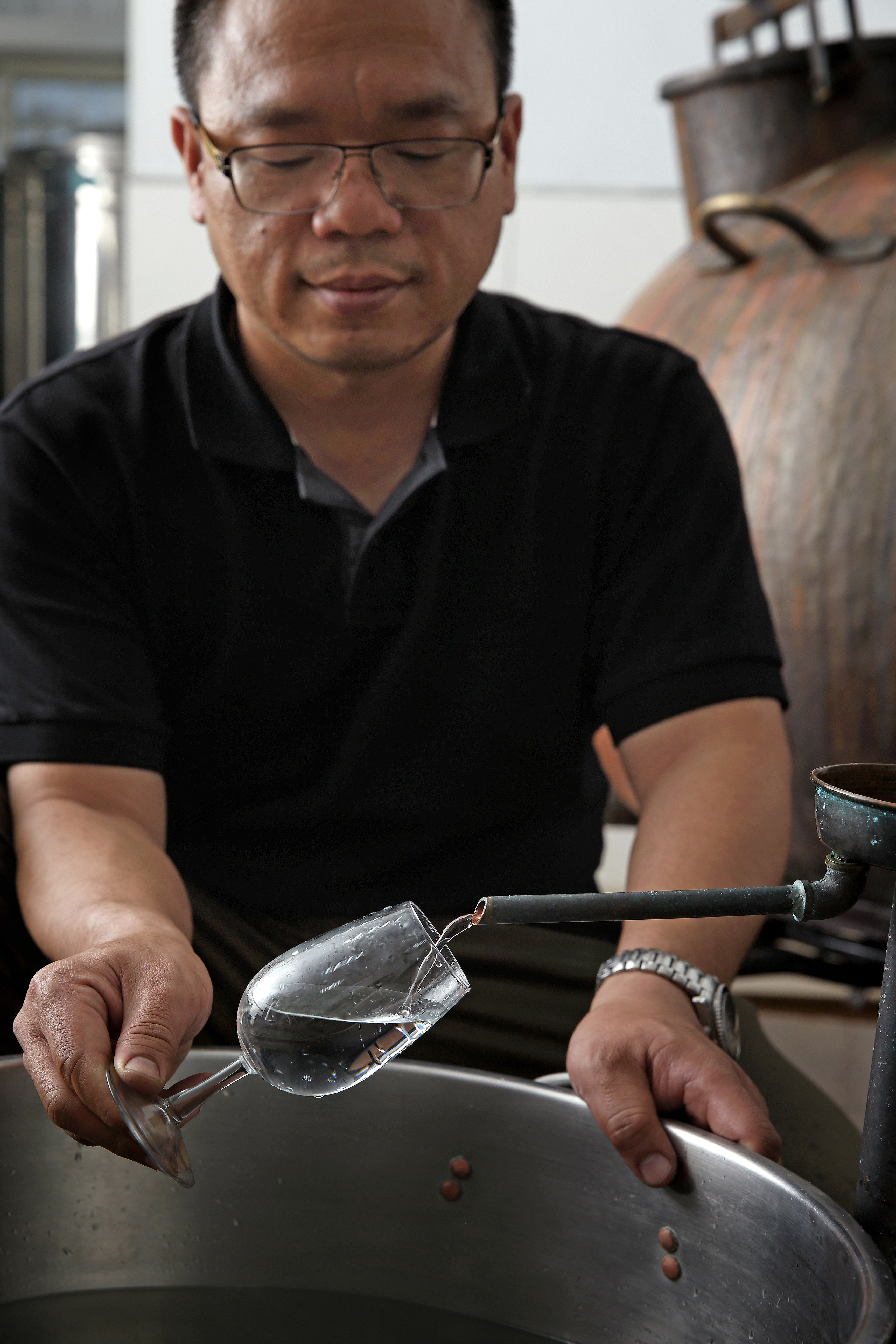 羅己能憑藉對蒸餾酒與本地食材的熱愛，持續投入各種風味組合實驗。 （恆器製酒提供） 