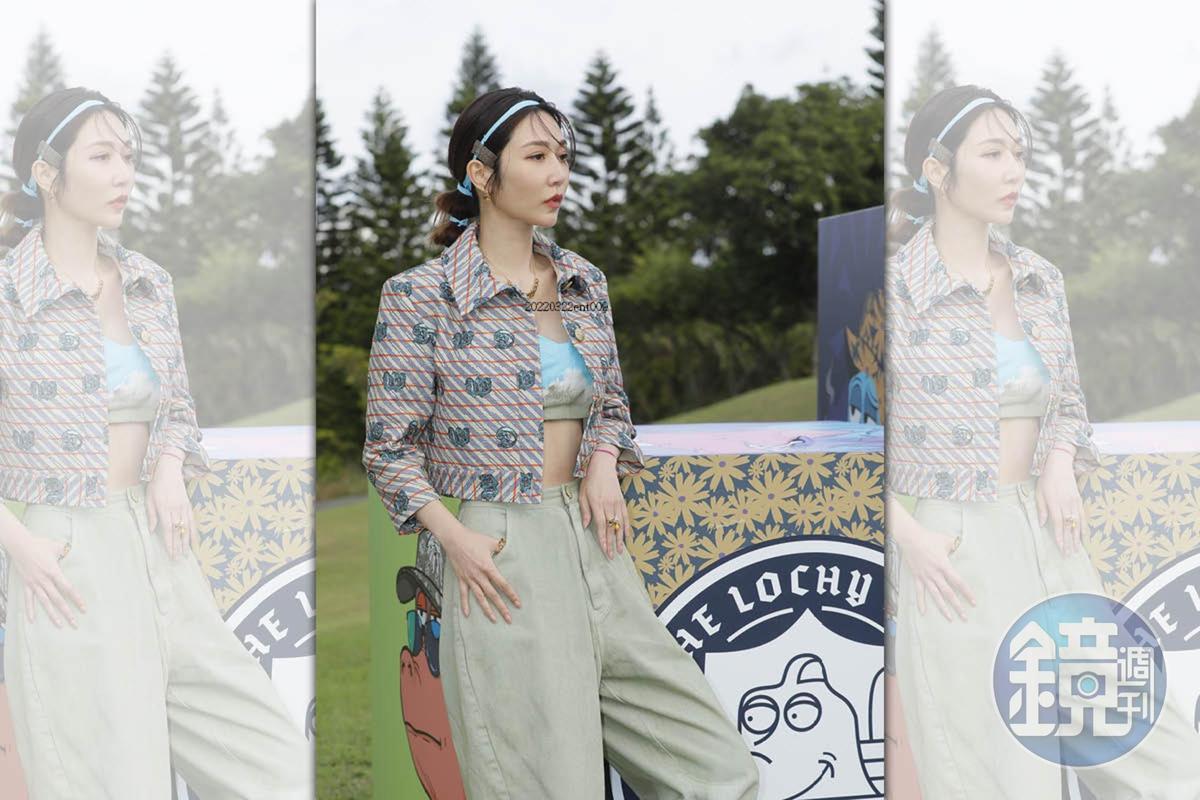 曾莞婷以短版外套內搭性感的小可愛,秀出「不用練」的天然腹肌。