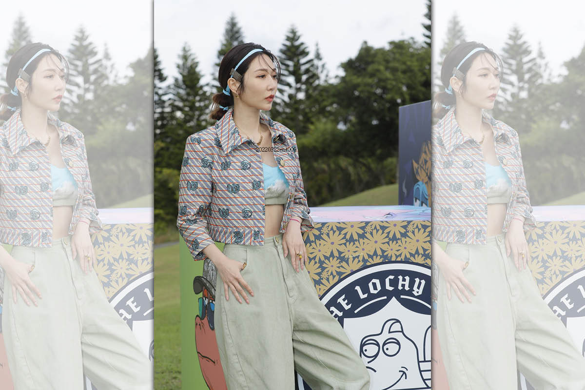 曾莞婷以短版外套內搭性感的小可愛,秀出「不用練」的天然腹肌。