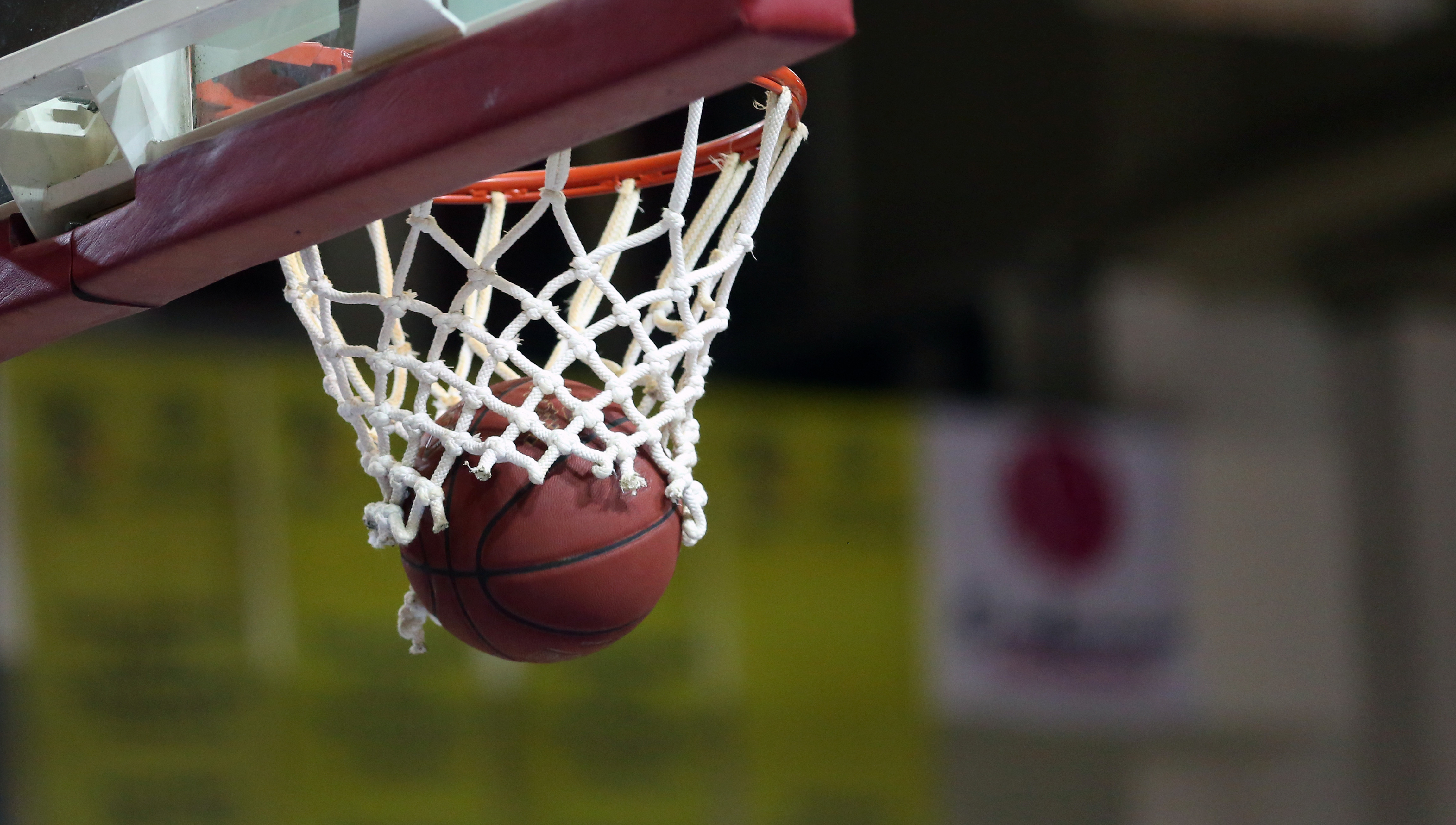 三峽區1名18歲男子確診後，違規外出打球，最終吃上百萬罰單。（東方IC）