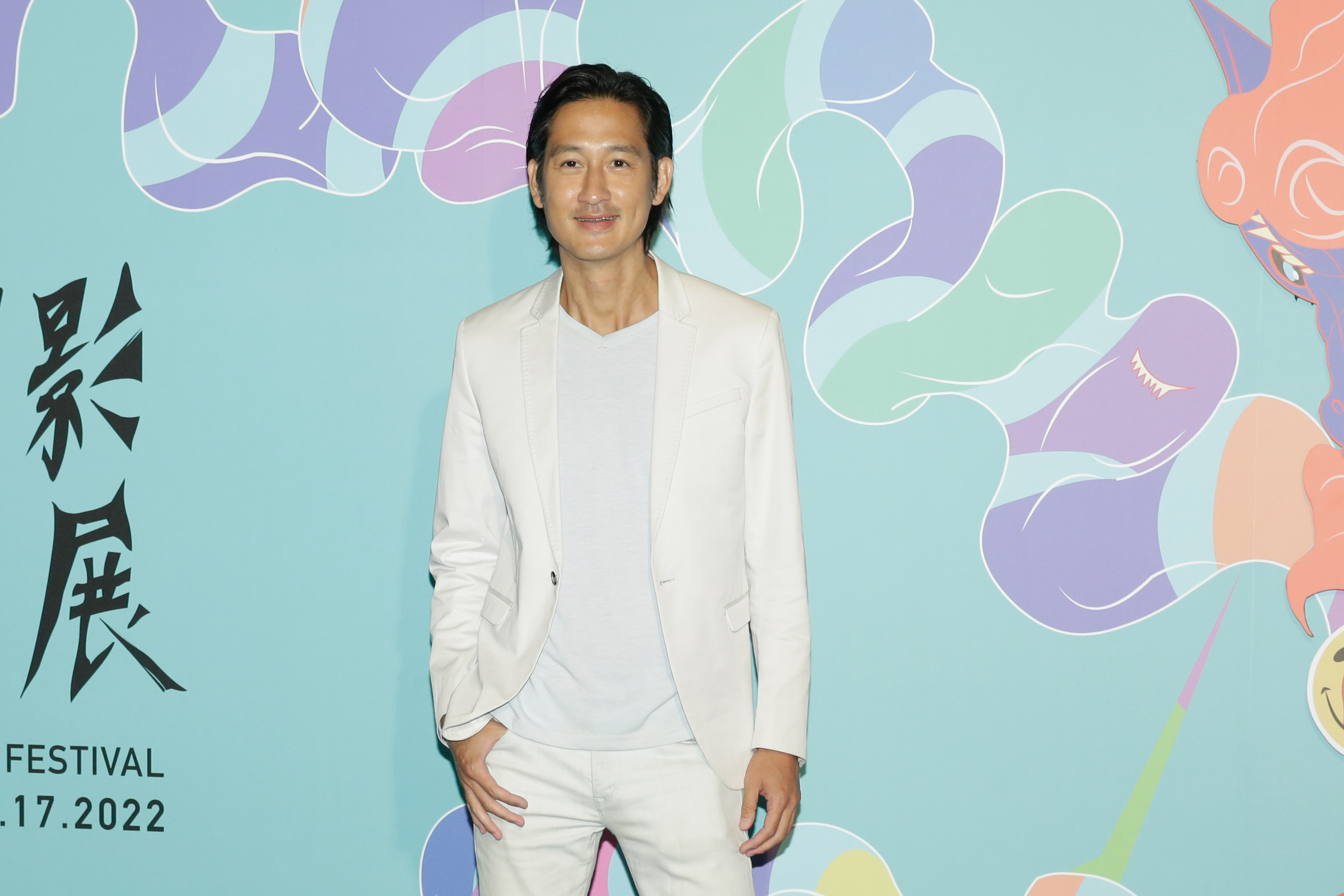 曾經很怕與男生演親熱戲，在與段鈞豪獻出同性吻初體驗後，唐治平說自己白擔心18年。