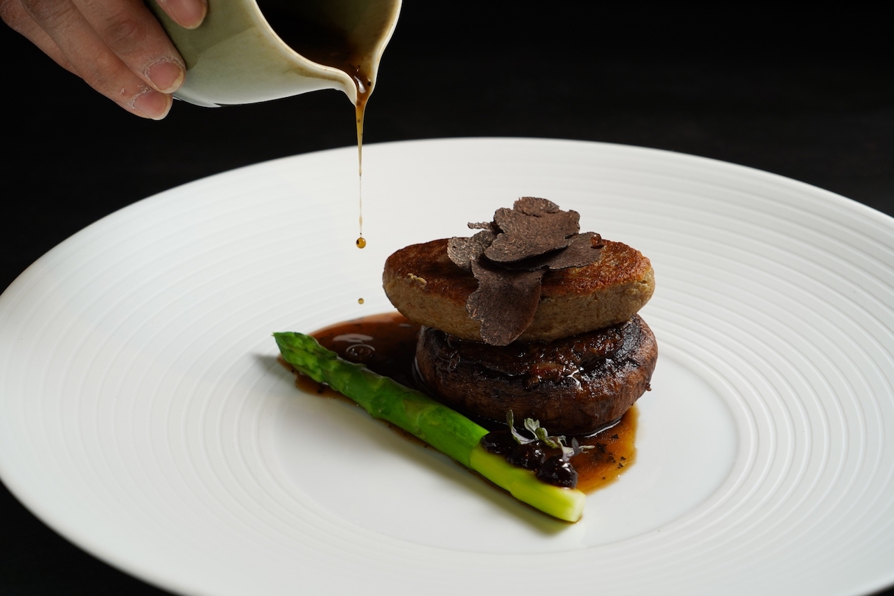 「Thomas Chien Restaurant」創辦人簡天才和駐店主廚邱泓訓，為「422世界地球日」打造的無肉菜單，吃得到向經典菜色致意的「羅西尼牛排」蔬食版。