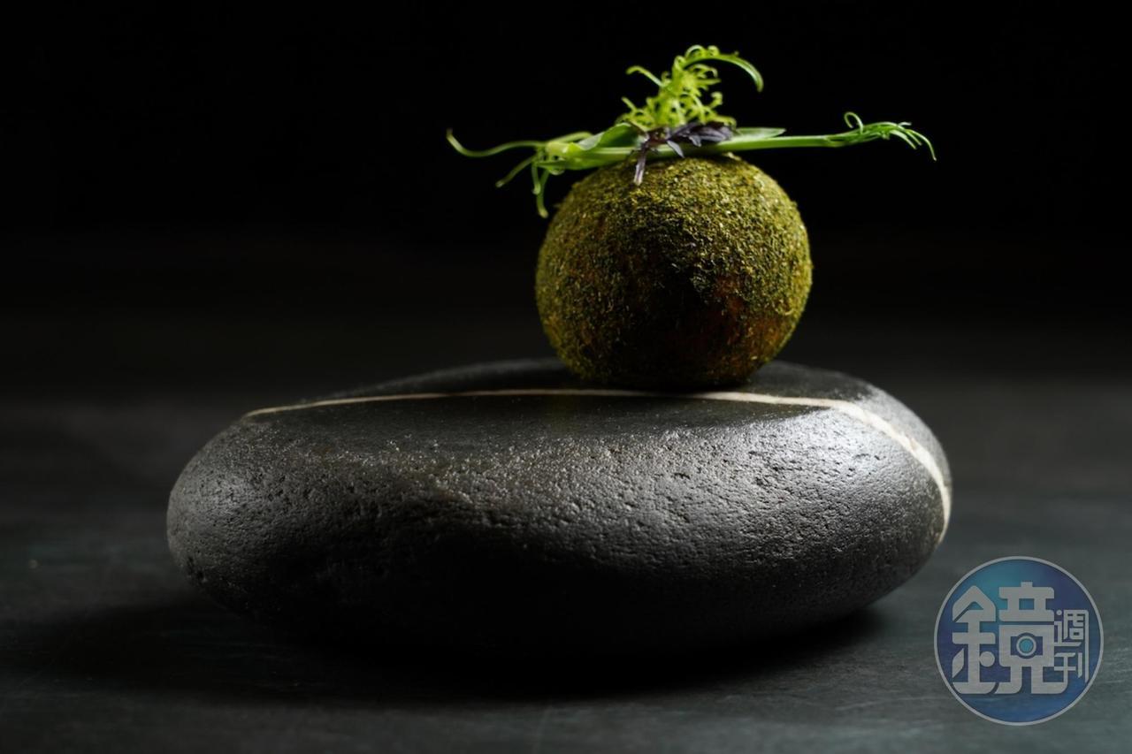 開胃前菜「地瓜」形似苔球，有夜市地瓜球的QQ口感，餡料滑口濃郁。