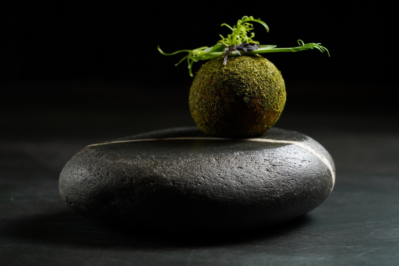開胃前菜「地瓜」形似苔球,有夜市地瓜球的QQ口感,餡料滑口濃郁。