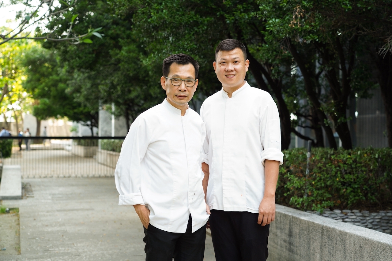 法餐大廚簡天才(左)和集團裡旗艦品牌的法式餐廳「Thomas Chien Restaurant」駐店主廚邱泓訓(右),兩人共同歷經多場重大的米其林餐會,默契十足。