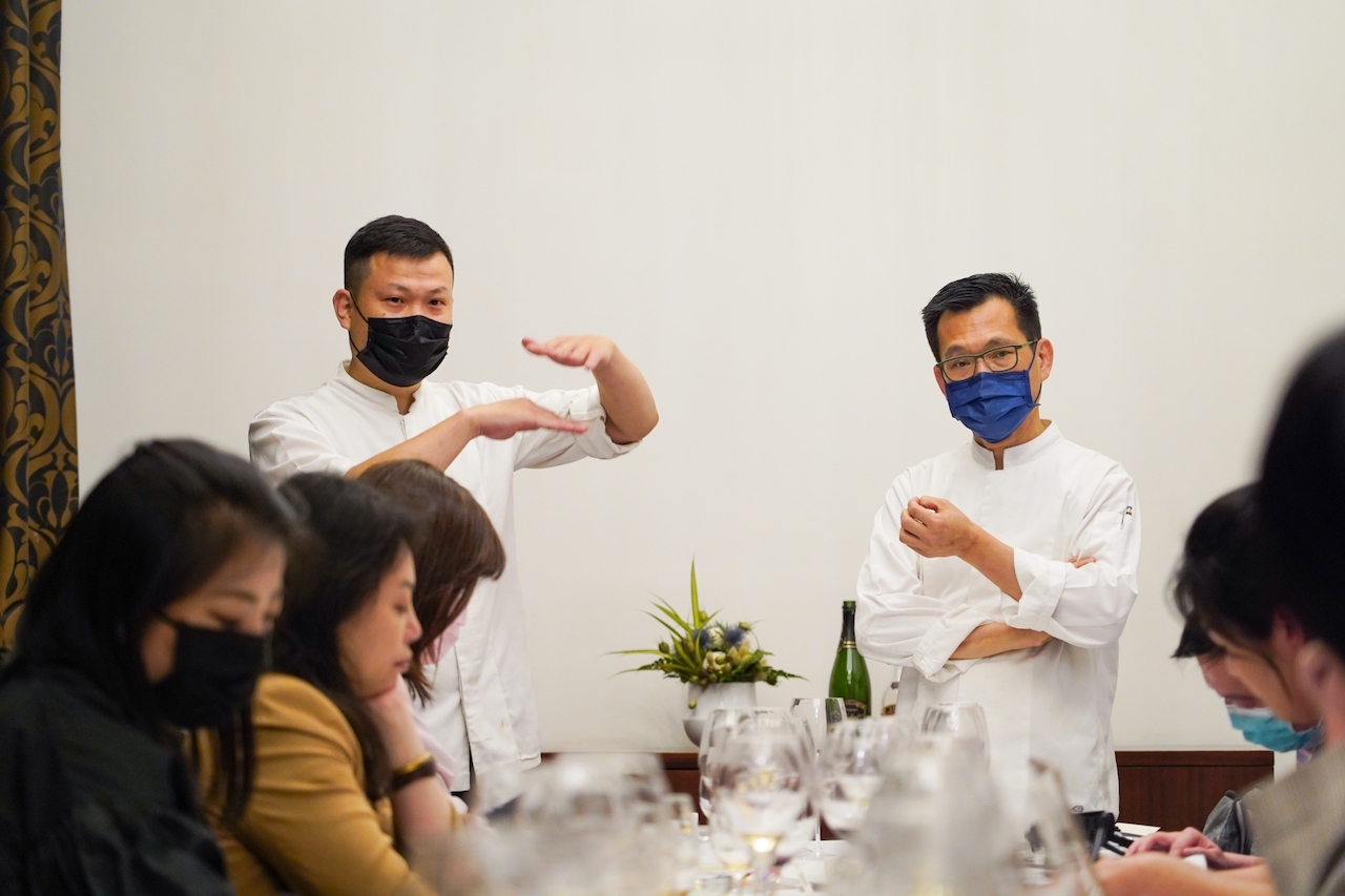 「Thomas Chien Restaurant」駐店主廚邱泓訓(左)追隨簡天才(右)多年,是多次跨國的大型米其林餐會裡的執行要角,簡天才形容他:「是用心鑽研型的廚師,細究風味的堆疊搭配,勤快找尋食材。」
