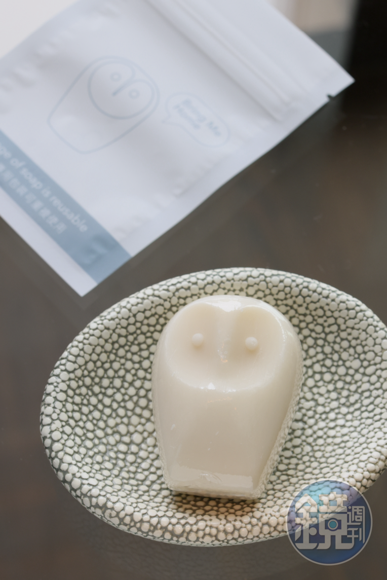 以貓頭鷹代表在城市中取得一抹寧靜的寓意，浴室皂品也是訂製的貓頭鷹。