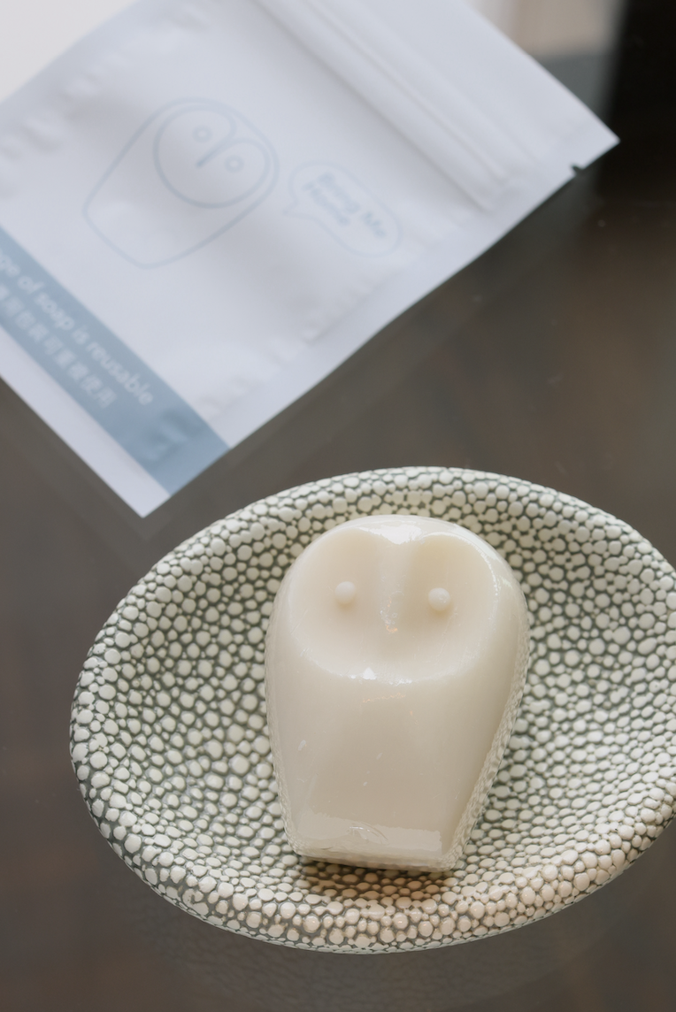 以貓頭鷹代表在城市中取得一抹寧靜的寓意，浴室皂品也是訂製的貓頭鷹。
