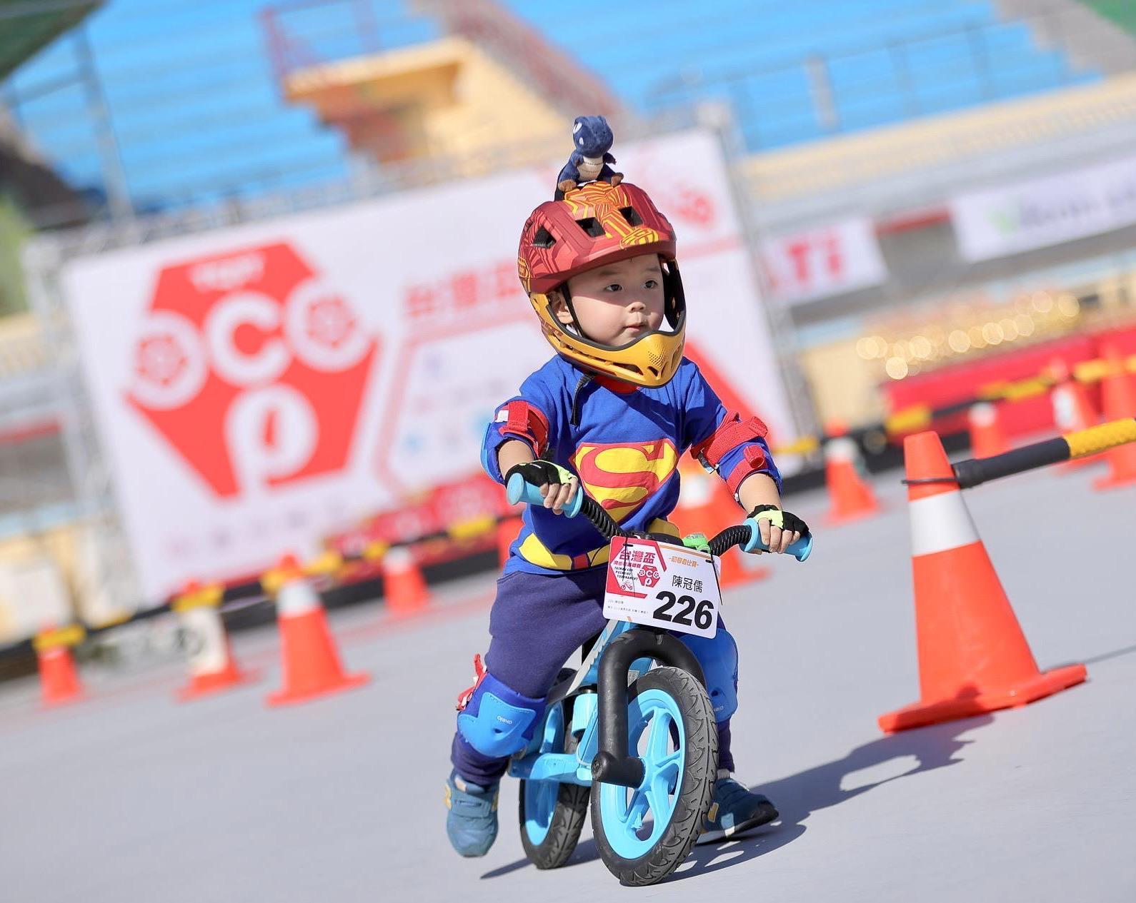 台中市府致力營造兒童友善運動環境,舉辦多種兒童運動賽事,如滑步車等。