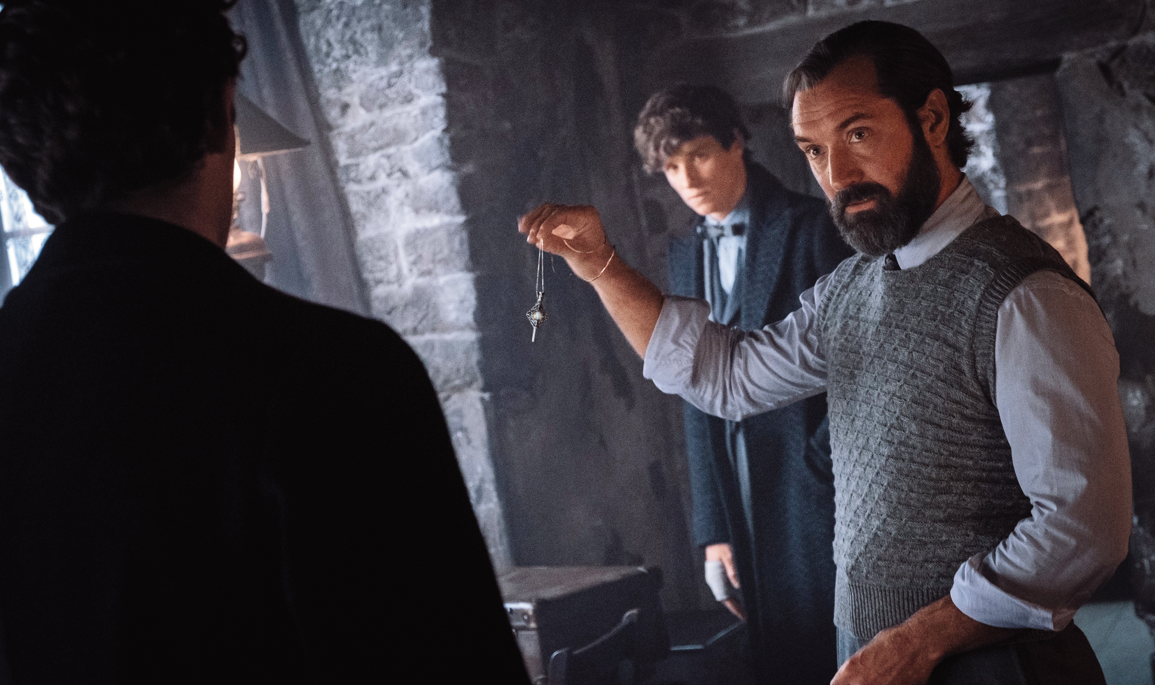 鄧不利多和葛林戴華德的同志情終於在這集公開，但雙方也無法克服糾葛，分裂兩派開戰。（翻攝自imdb.com）