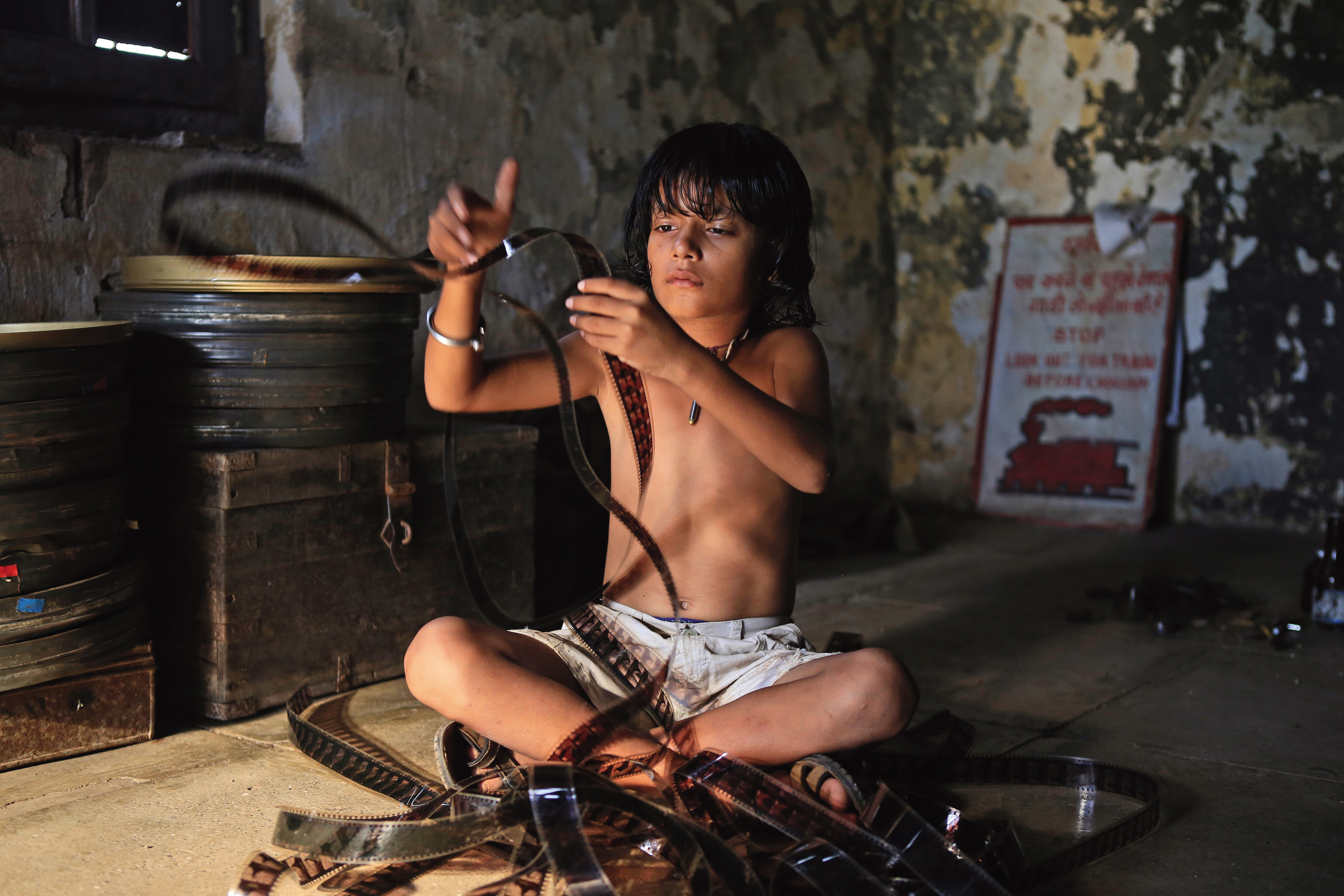 愛看電影的村落男孩學會了底片放映技術，和好友土法煉鋼，拼湊出屬於自己的電影夢。（聯影提供）