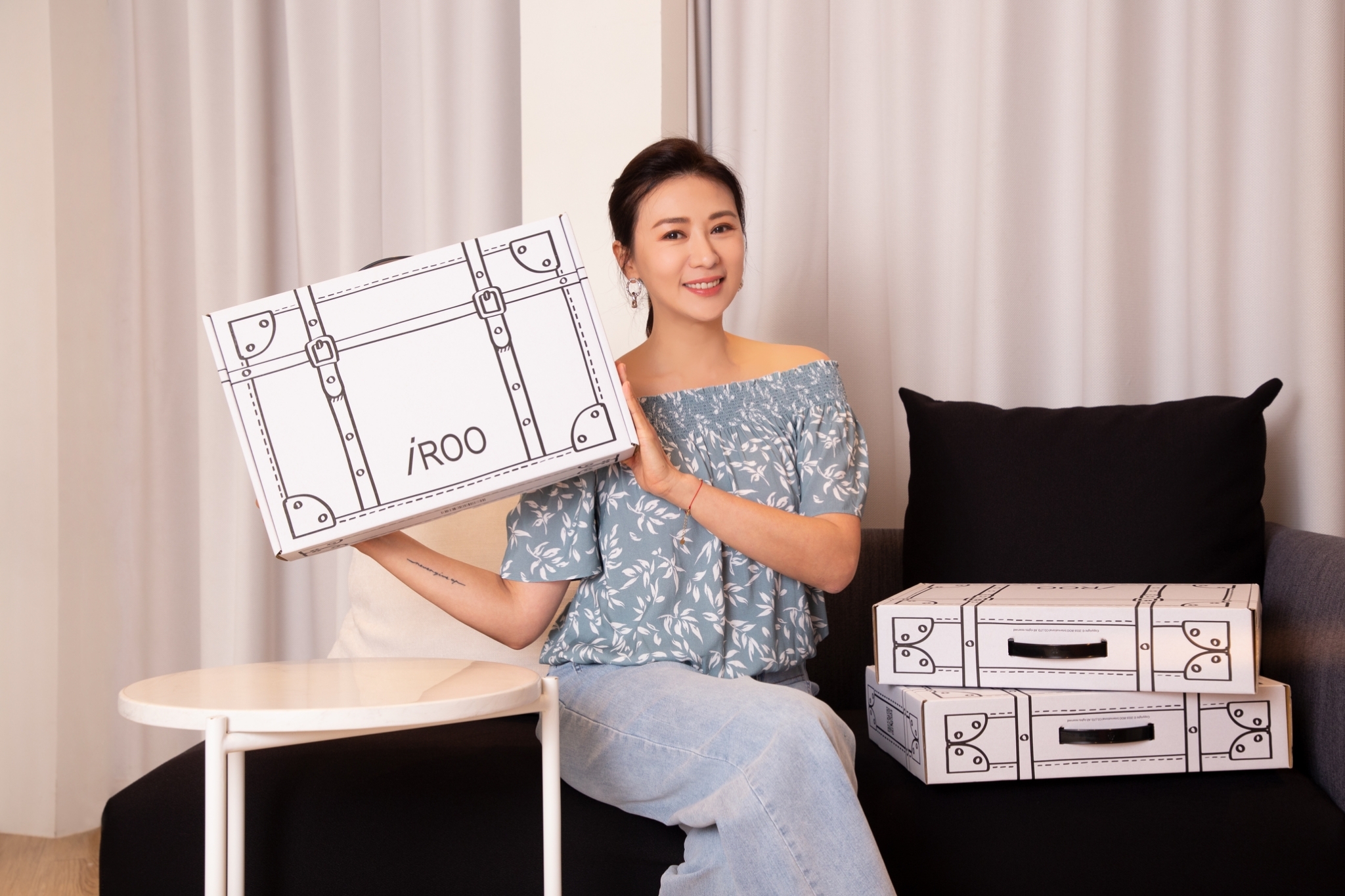 連靜雯與服裝品iROO跨界合作，共同推出系列風格企劃穿搭影片。（楠軒工作室提供）