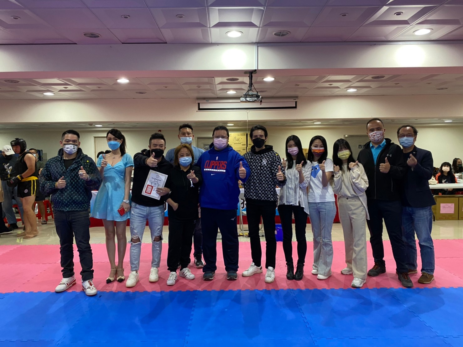 111年全國青年盃散打搏擊錦標賽 感謝貴賓藝人共同參與奉獻愛心。(北市武術散打搏擊協會提供)