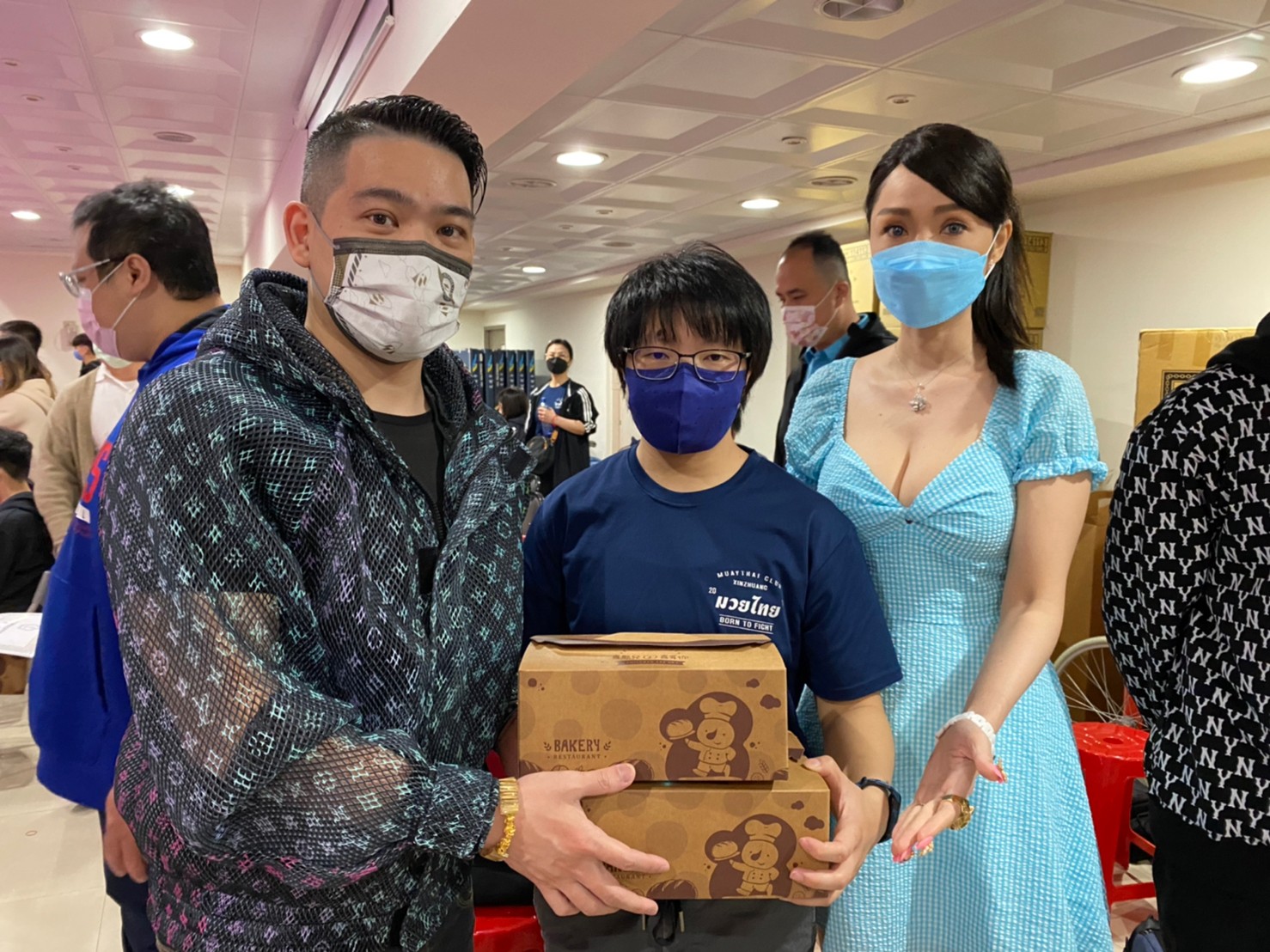 海倫清桃頒獎給獲勝小朋友。（北市武術散打搏擊協會提供）