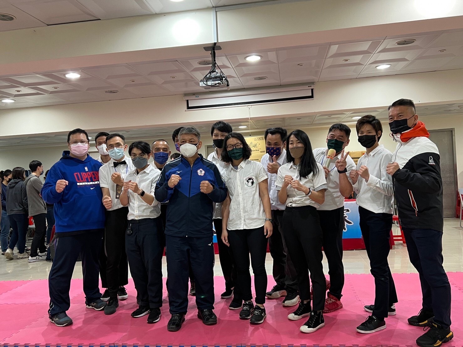 總會長張恩煌（中、藍黑衣）與工作人員合照。（北市武術搏擊散打協會提供）.j