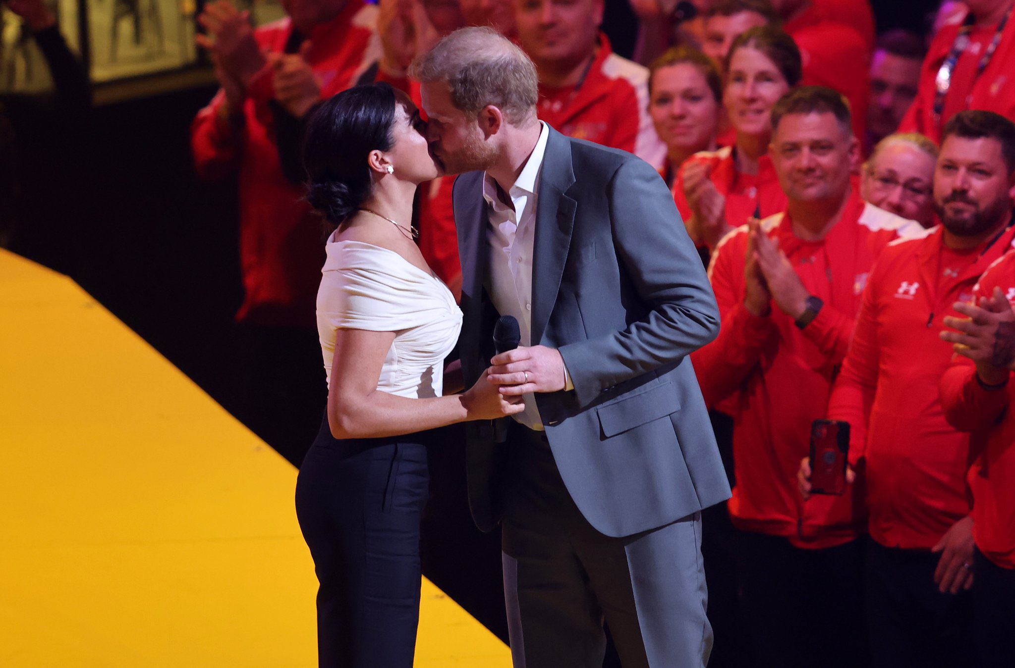 哈利上台時親吻了梅根。(翻攝SussexPrincess推特)