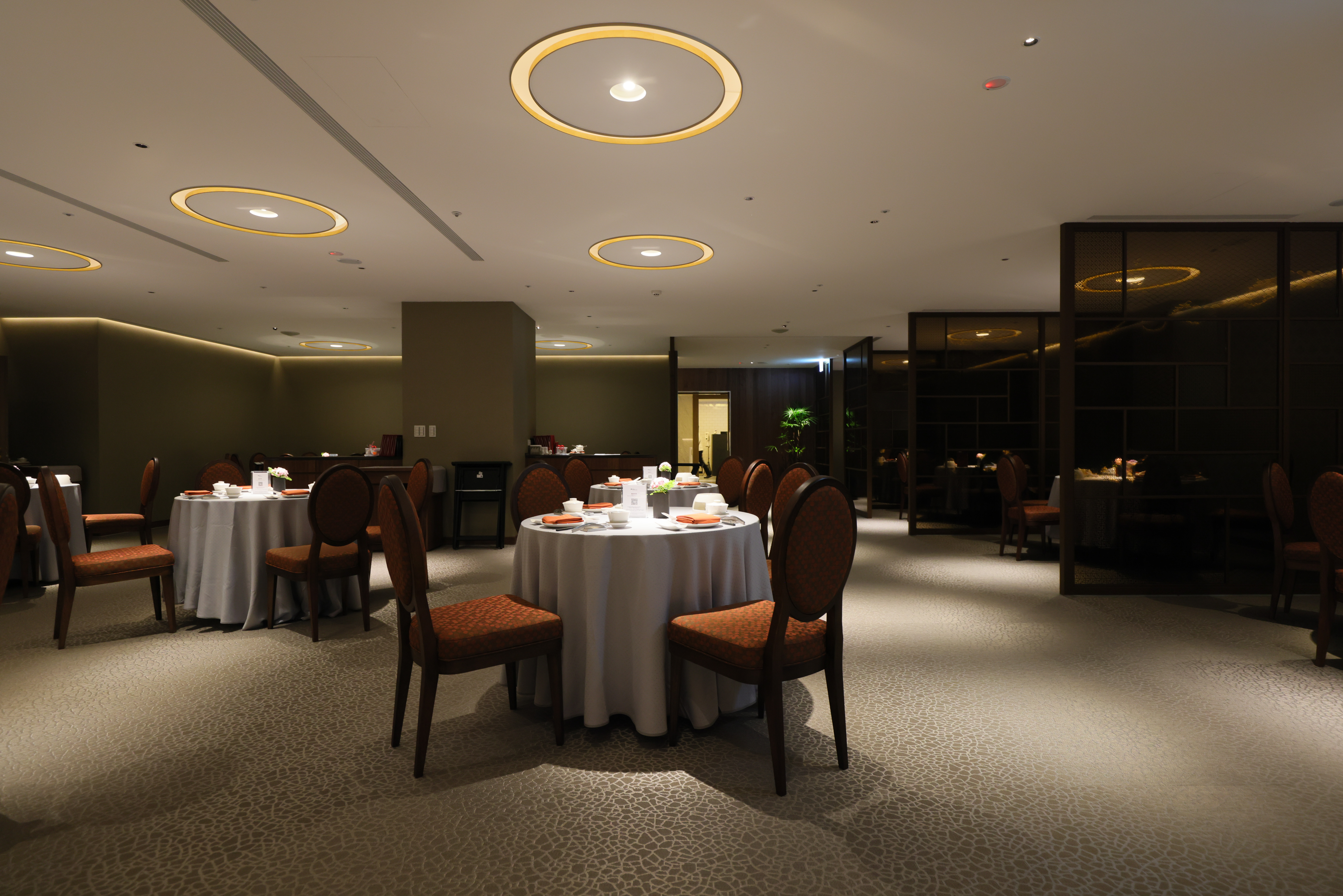 「凱華樓中餐廳」的用餐場域寬敞舒適。