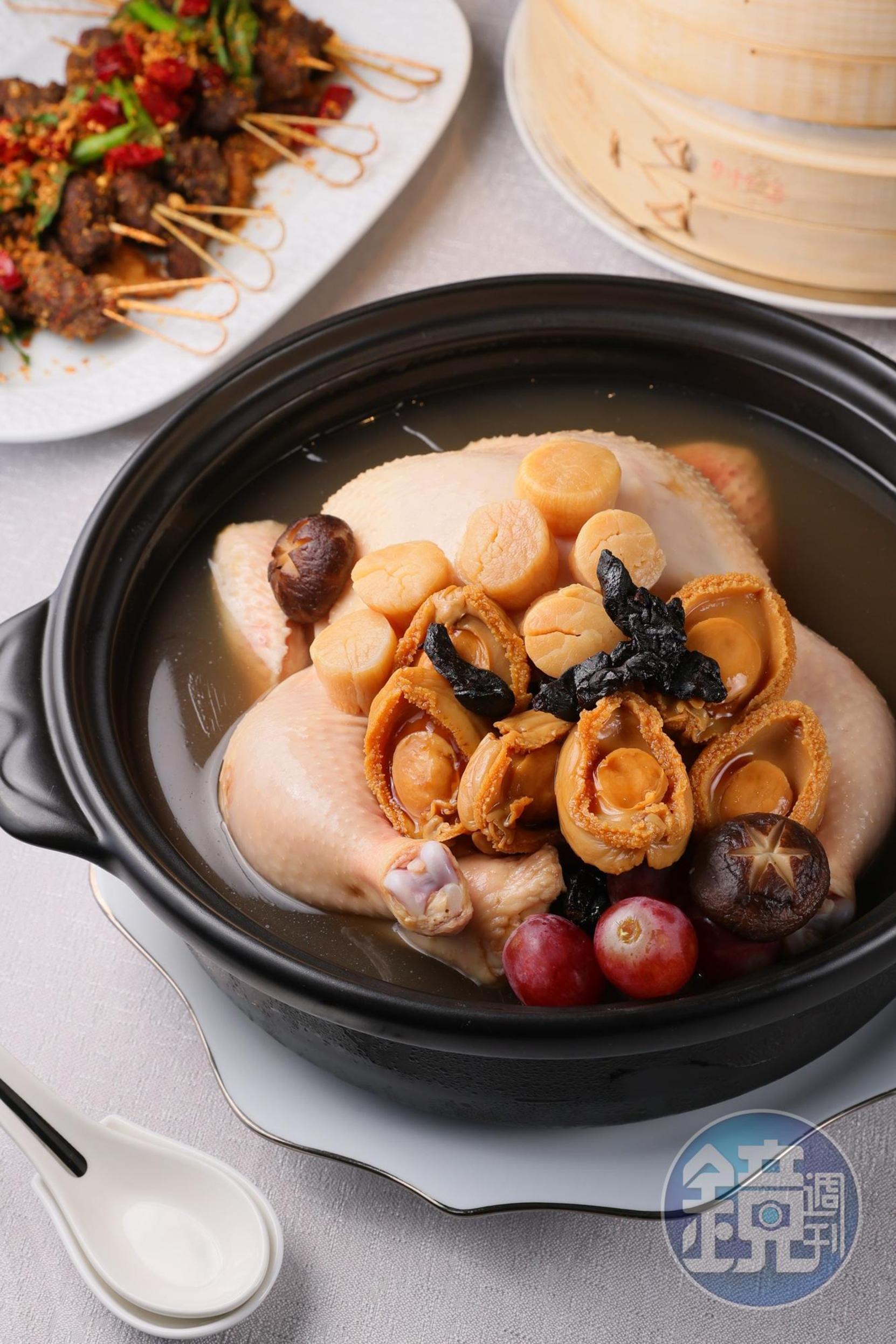 「砂鍋鮑魚黑蒜葡香雞」以葡萄和葡萄酒燉雞。（6880元／鍋，需兩天前預訂）