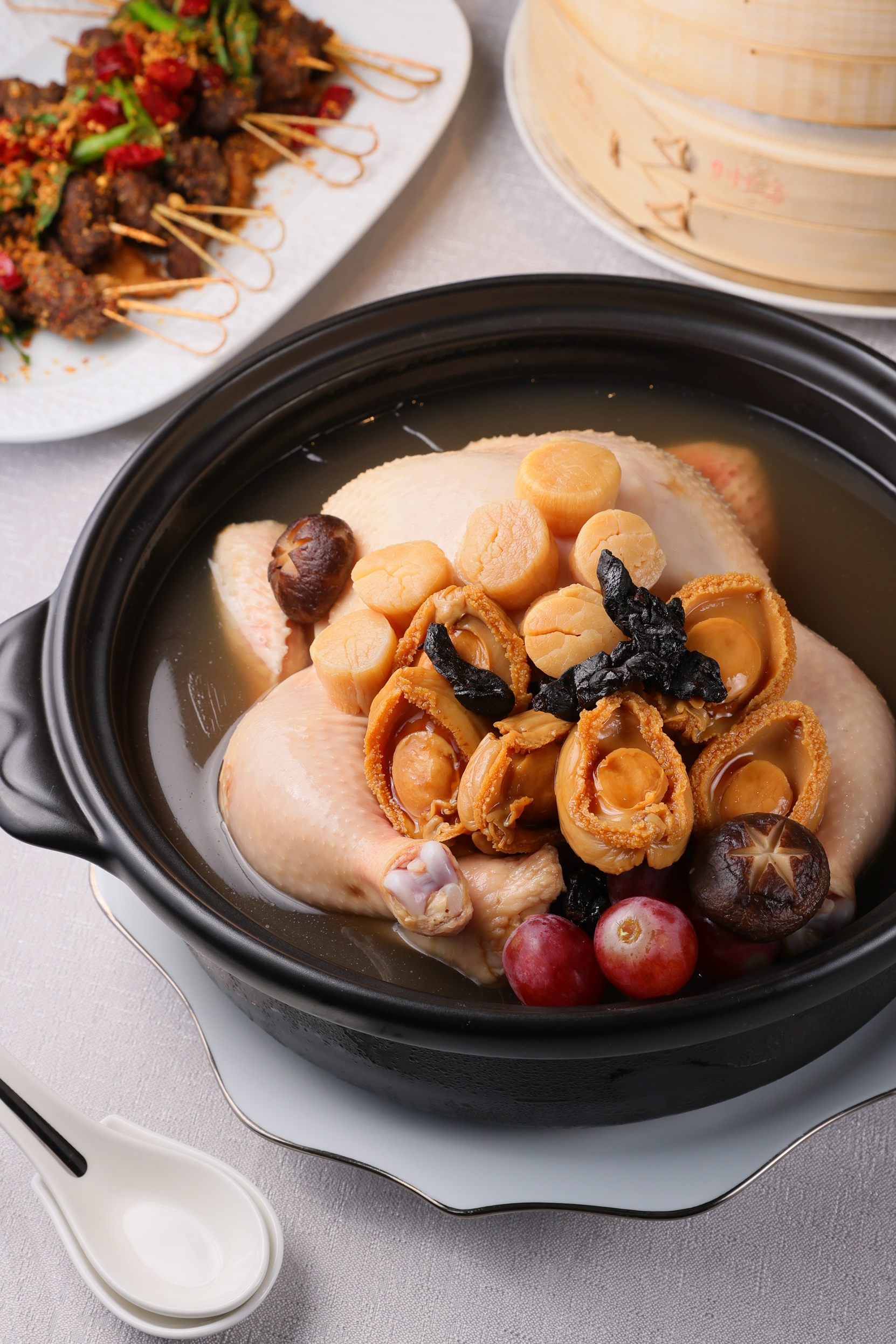 「砂鍋鮑魚黑蒜葡香雞」以葡萄和葡萄酒燉雞。（6880元／鍋，需兩天前預訂）