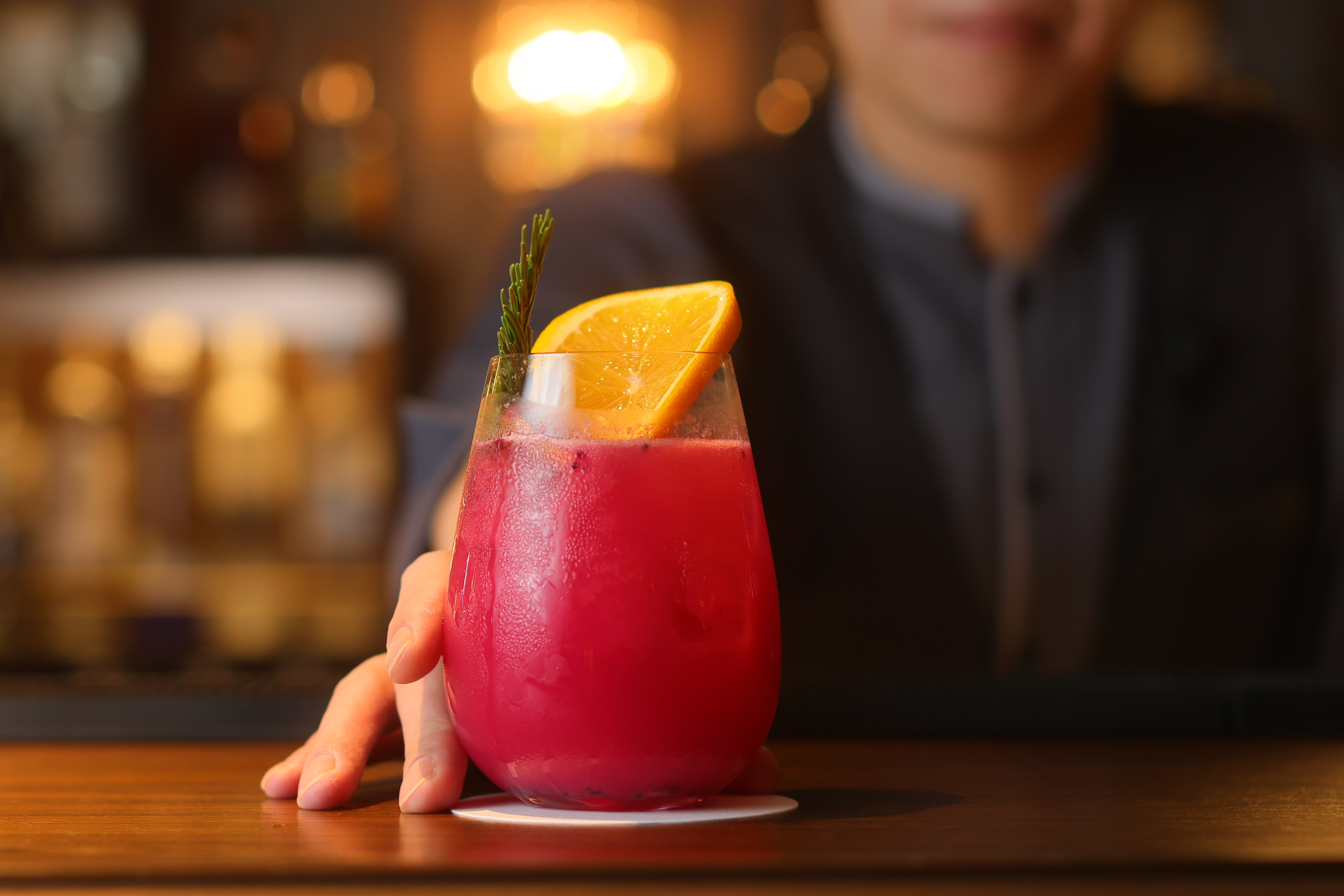 「JRPUNCH」、以橙汁、蔓越莓汁、清淡利口酒和荔枝泥，調出酸甜滋味。(杯（380元／杯）