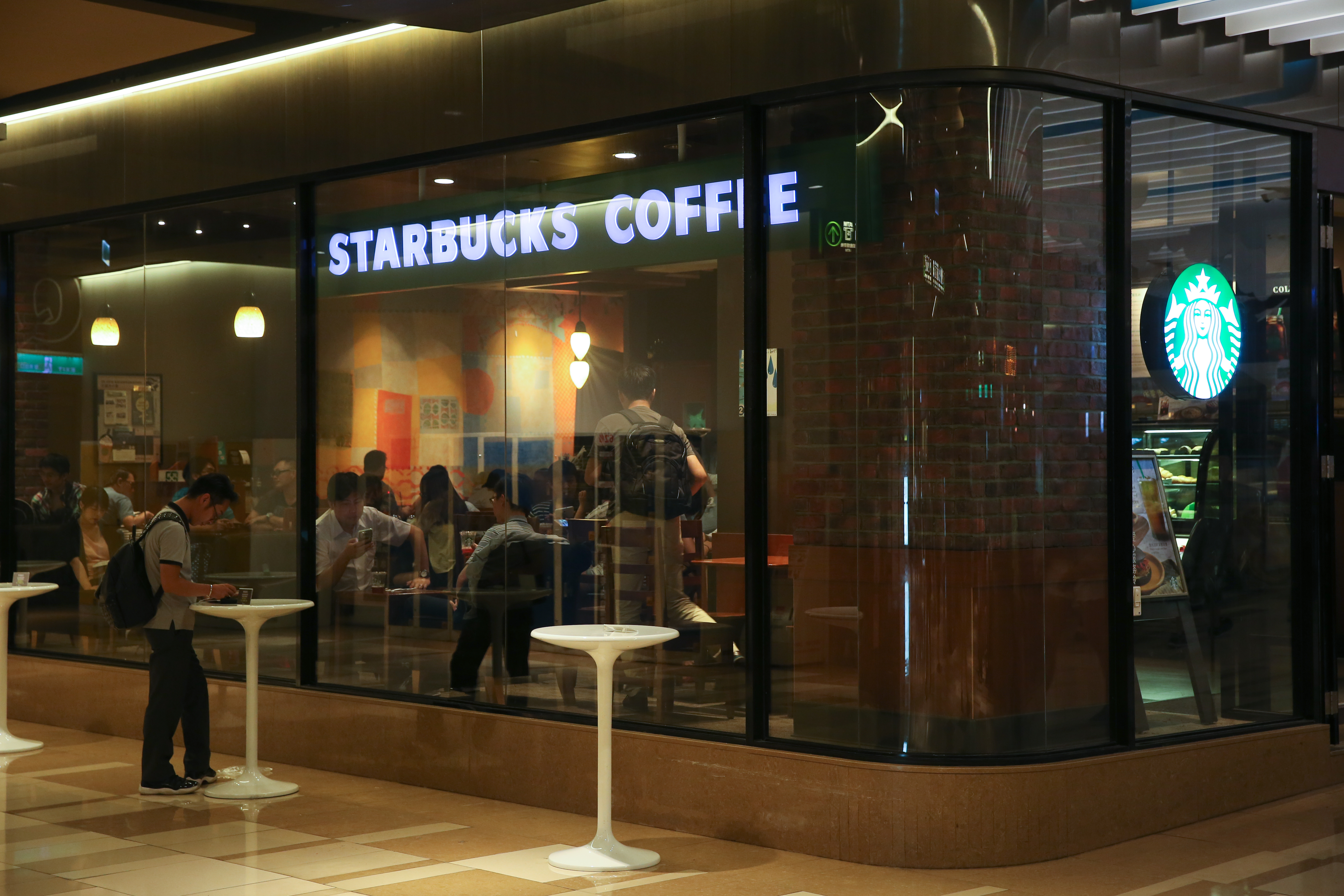 星巴克推出「星光好友分享」全品項買一送一，從今（18）日開始分別舉辦共6天的活動。（示意圖，本刊資料照）