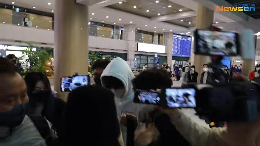 粉絲與媒體一路包圍金宣虎，讓他寸步難行。（翻攝自newsen）