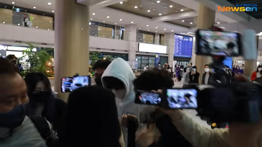 粉絲與媒體一路包圍金宣虎,讓他寸步難行。(翻攝自newsen)