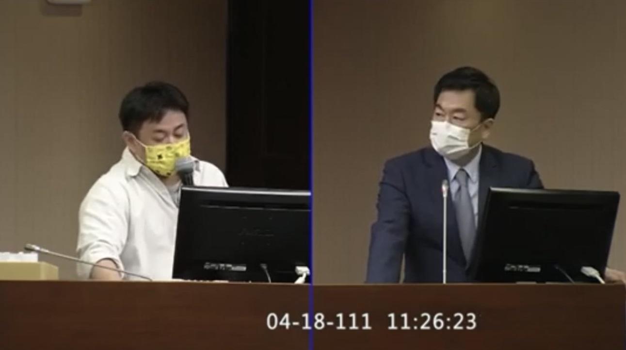 立委洪申翰今（18）日在立法院針對勞動合作社爭議，質詢內政部政務次長陳宗彥。（立委洪申翰國會辦公室提供）
