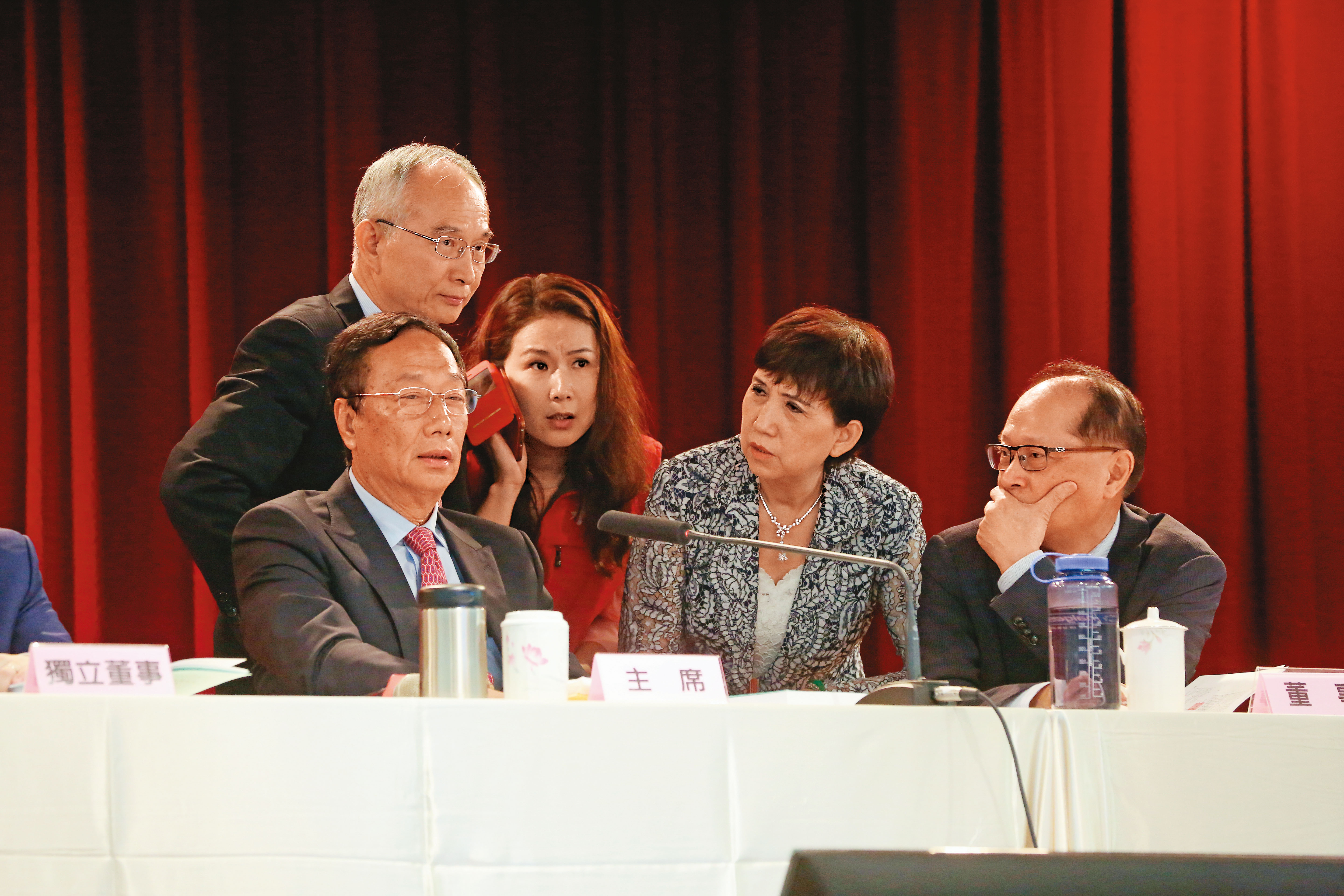 鴻海創辦人郭台銘決定入主亞太，至今已燒掉300億元，始終無力轉虧為盈。