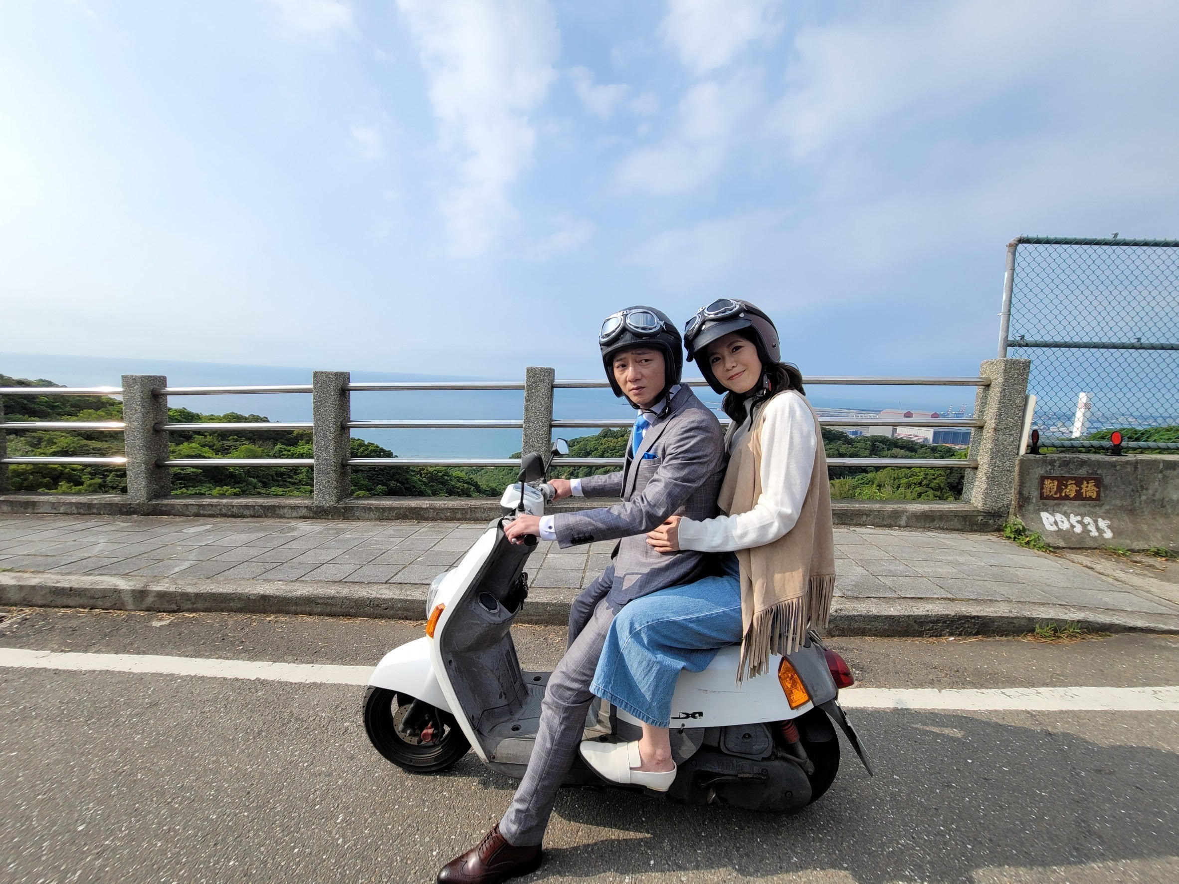 《黃金歲月》藍葦華跟廖苡喬到山區拍戲，從追夢人變小情小愛。（民視提供）