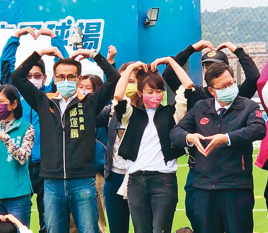 綠營桃園市長人選,在藍營自亂陣腳下,綠營內部評估暖身已久的立委鄭運鵬(前左)可望披掛上陣。前右為現任桃園市長鄭文燦。(翻攝鄭運鵬臉書)