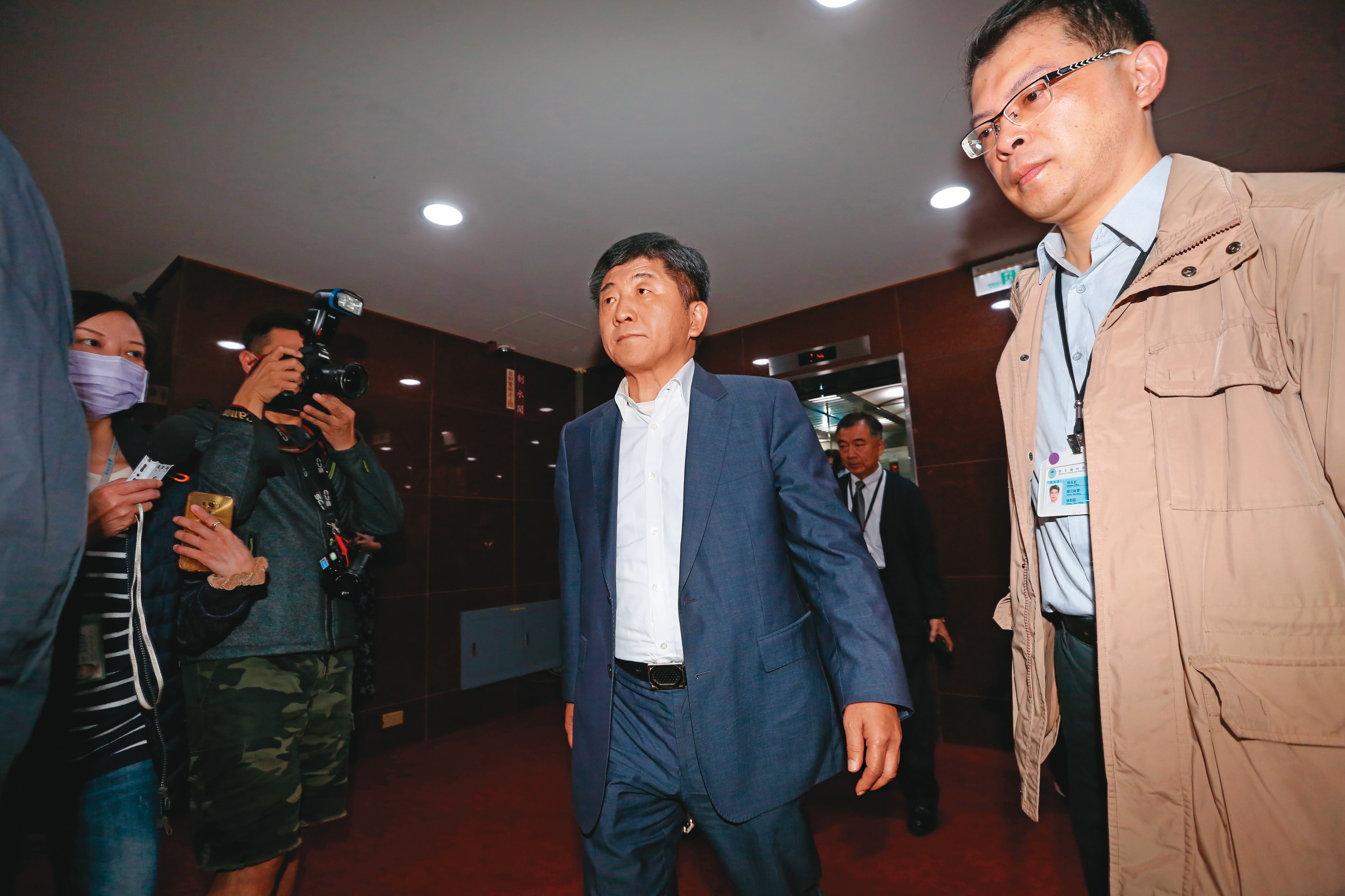 被點名台北市長熱門人選的陳時中，以維持防疫是首要任務基調回應，「做好後才有其他可能。」