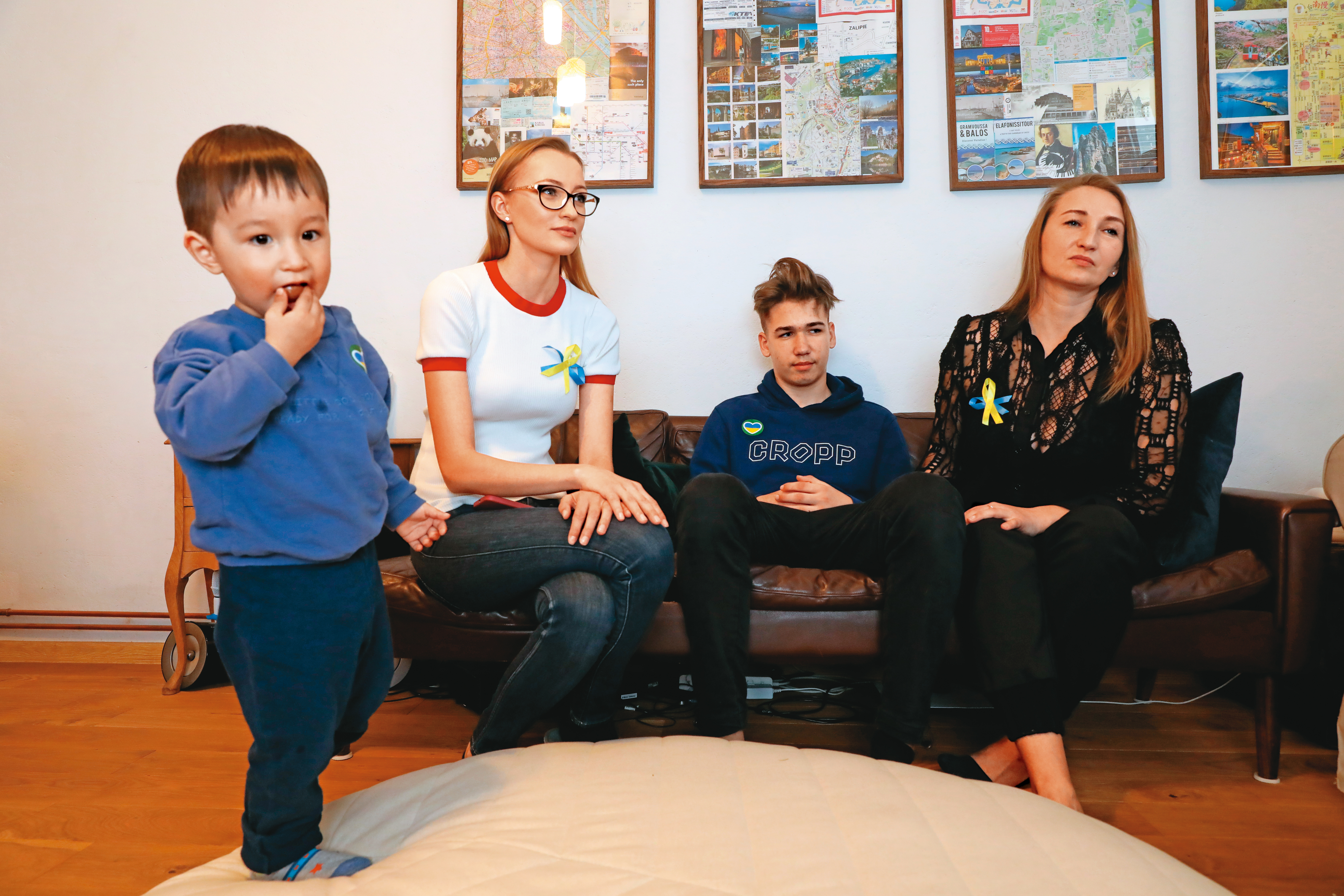 難民雅娜（左2）、伊娜（右1）帶著她們各自的兒子逃難，如今安頓在波蘭。