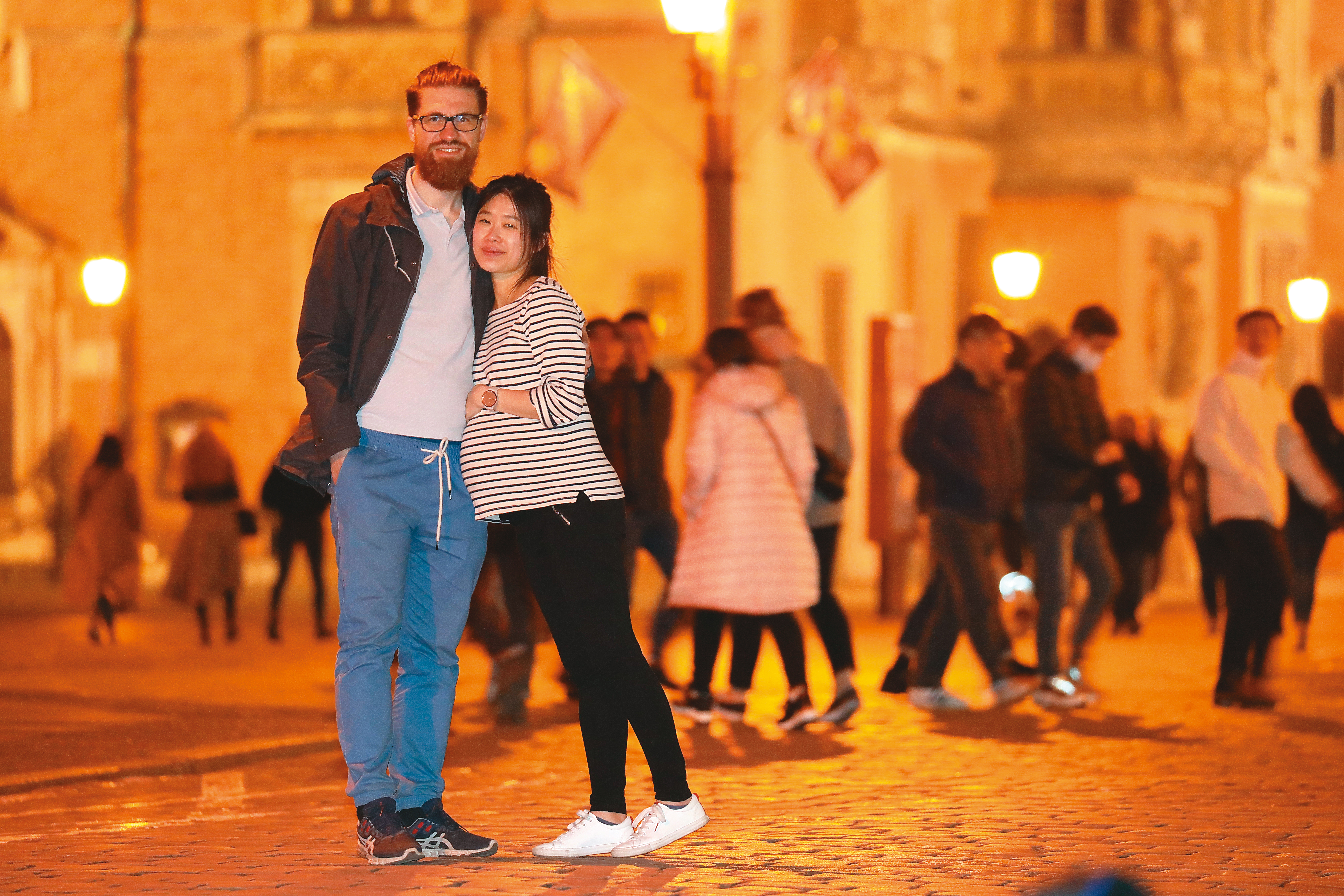 台灣女生愛麗絲（右）懷胎9月時，烏俄戰爭開打，她先生尤禮（左）陷入回國打仗或留在波蘭照顧妻小的兩難。