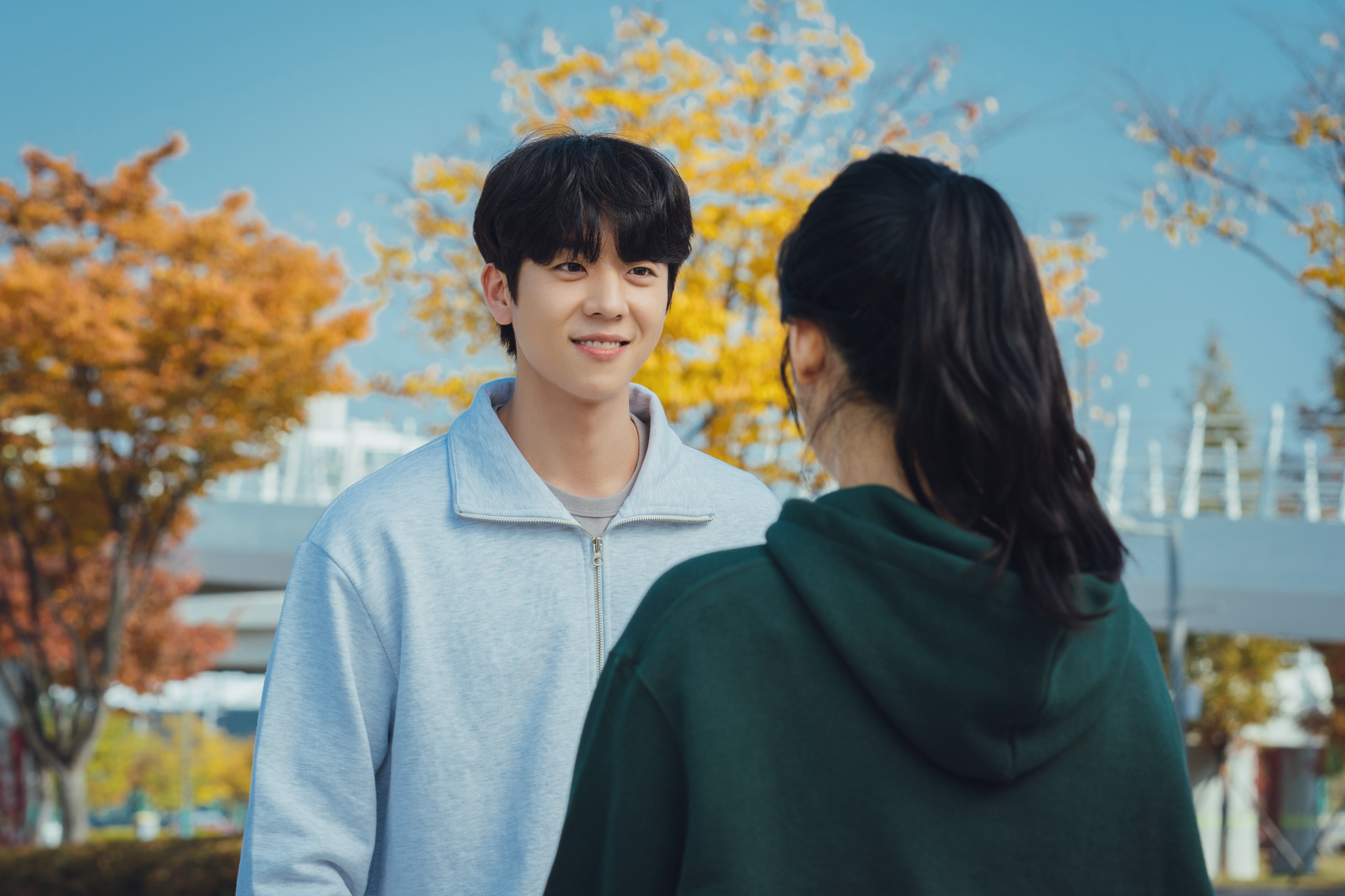 蔡鍾協（左）在《由零開始愛上你》飾演一名羽球選手，與朴柱炫搭檔打雙打。（Disney+提供）