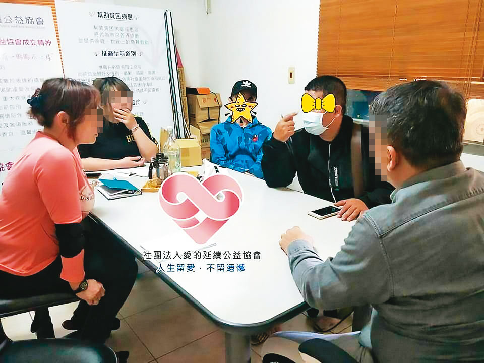 許父（右2）曾帶兒子（右3）到協會求助，但事後卻惡意攻擊協會。（讀者提供）