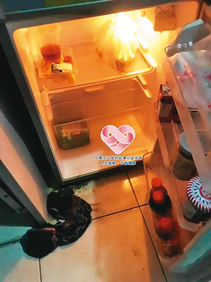 協會曾到許家父子的租屋處探視，發現他們經濟拮据，冰箱空空如也。（讀者提供）