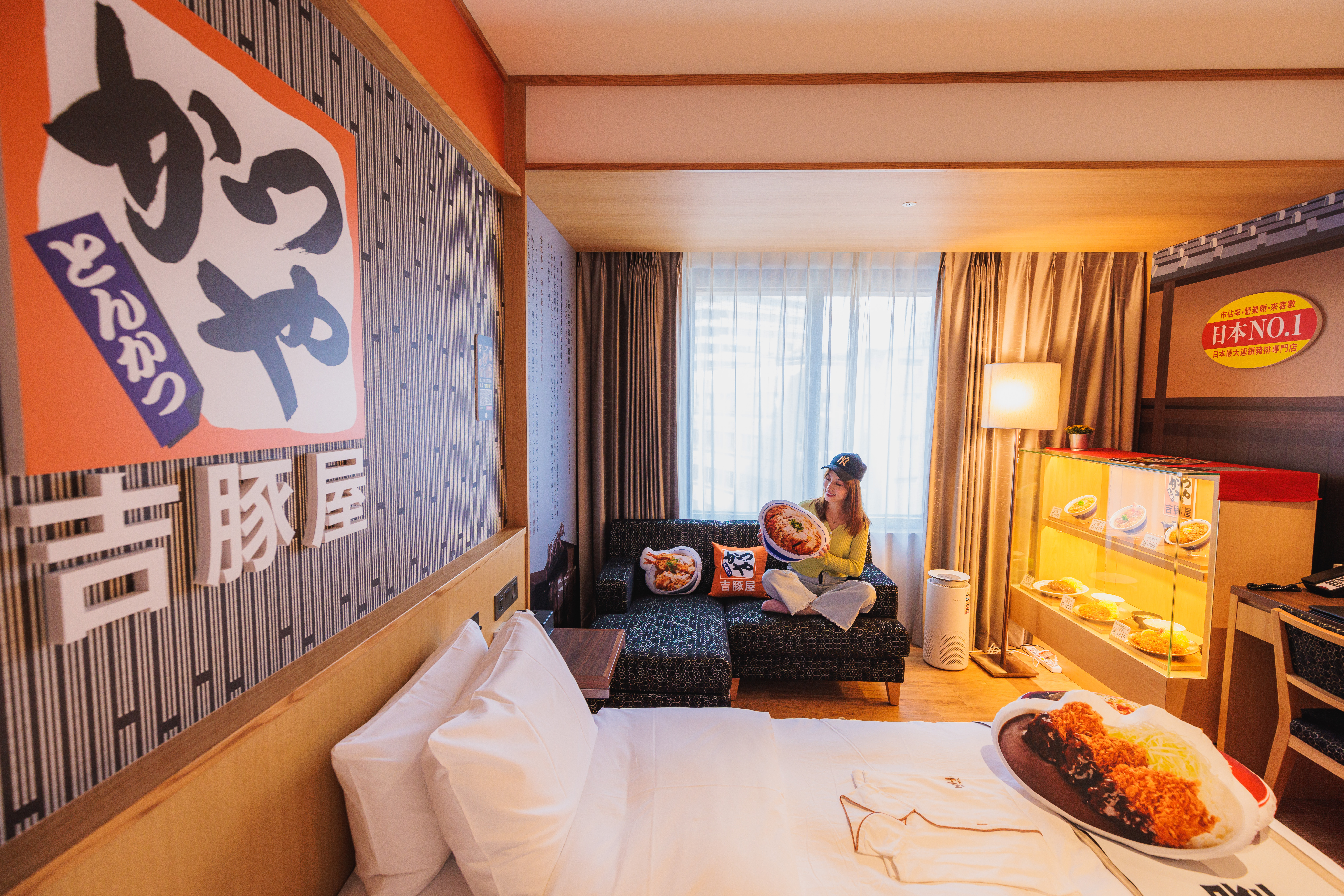 「歡迎光臨吉豚屋」把擬真食物放在房裡當裝飾。 