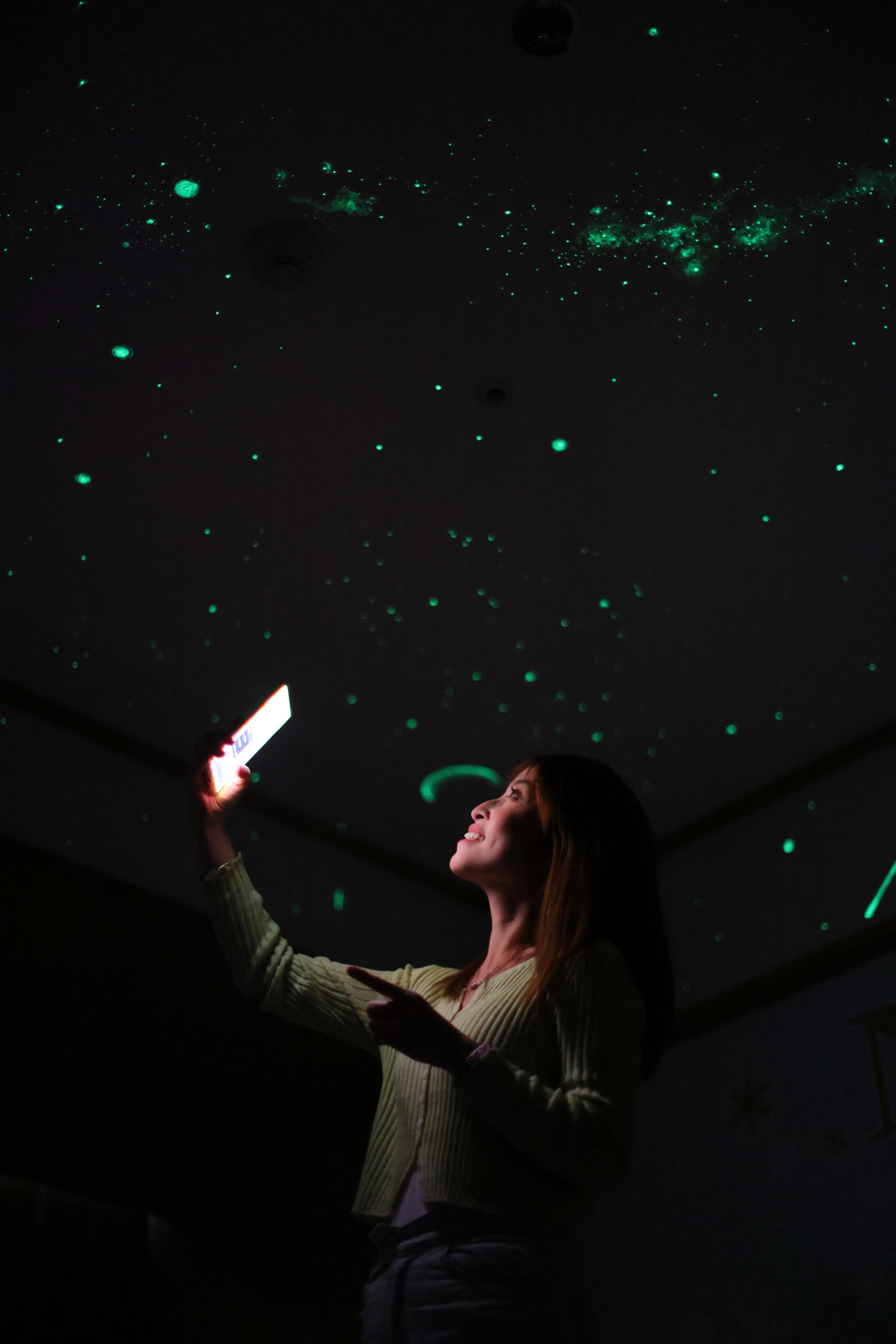 夜晚天花板有驚喜，不用外出也能賞北海道星星。
