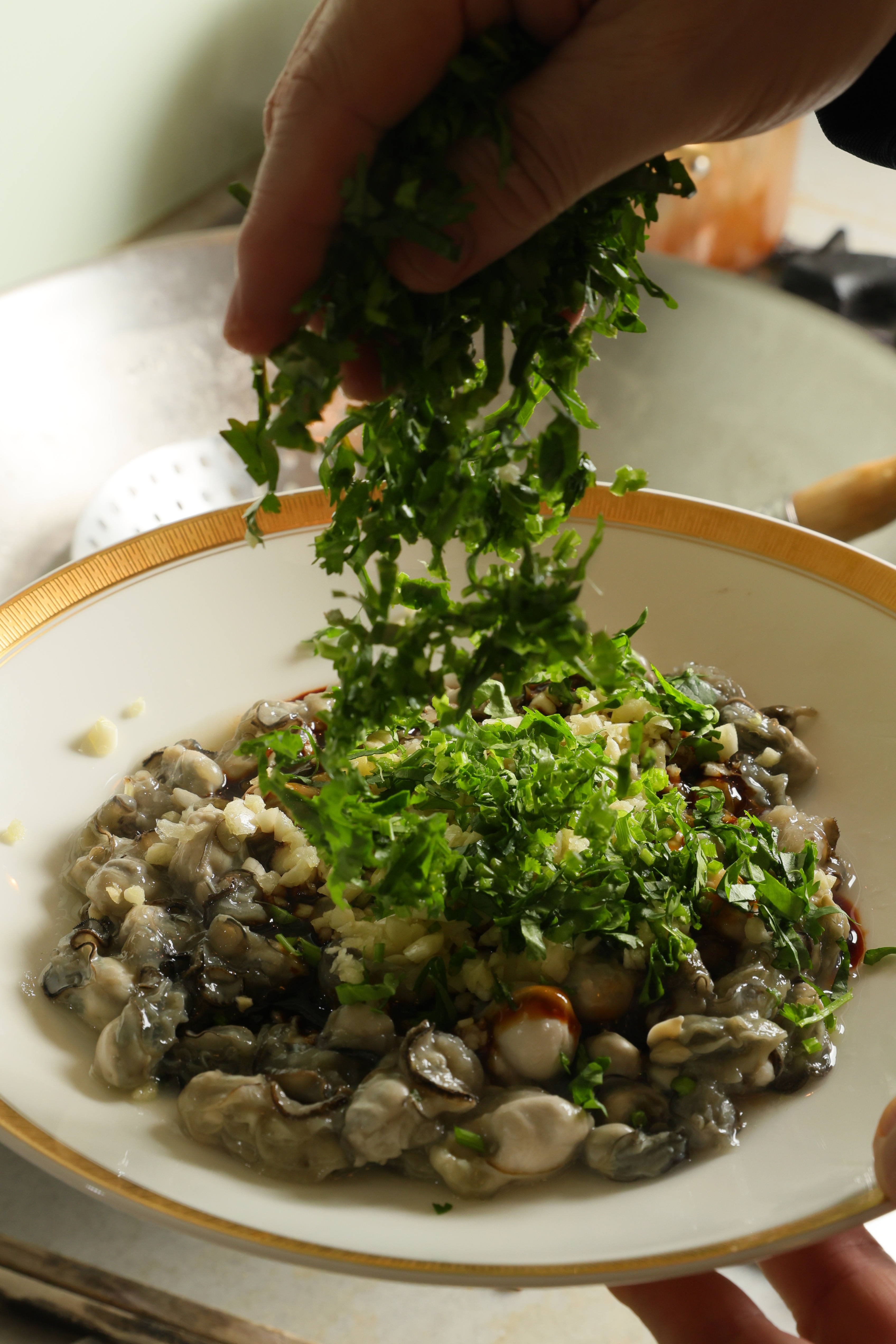 撒上大量香菜。