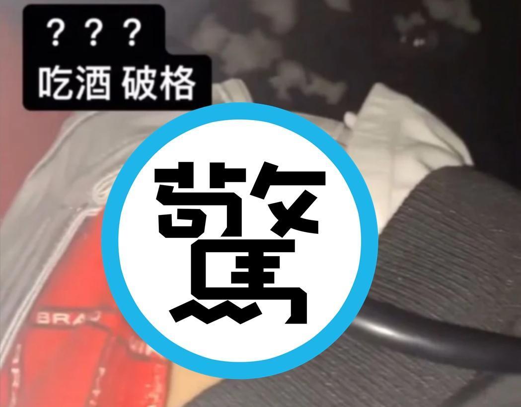 有名男性將麥克風直接塞進內褲裡「變一大包」。(翻攝自Dcard)