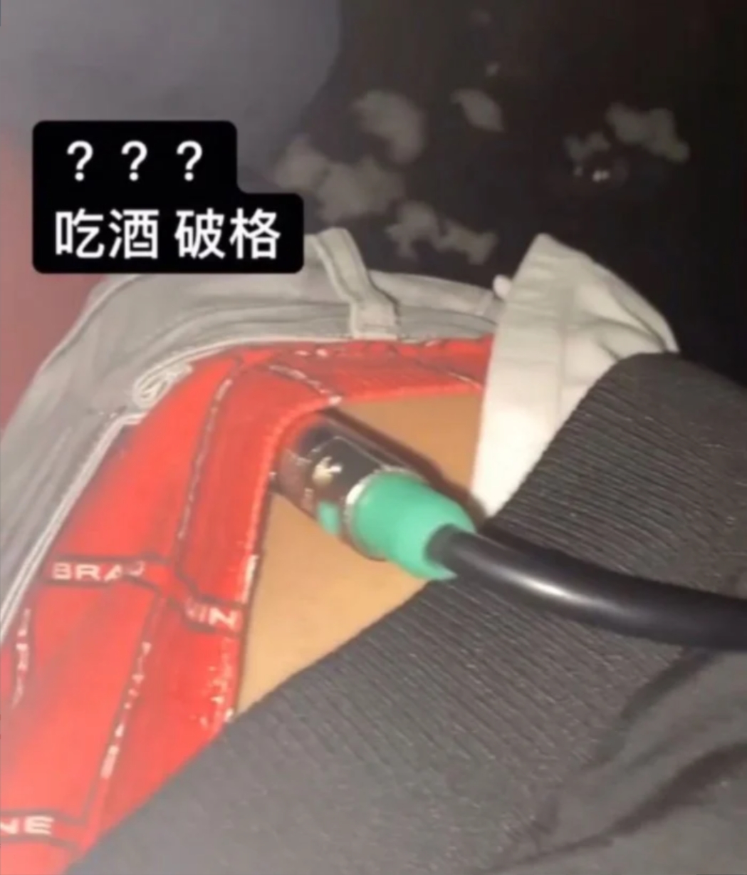 有名男性將麥克風直接塞進內褲裡「變一大包」。(翻攝自Dcard)